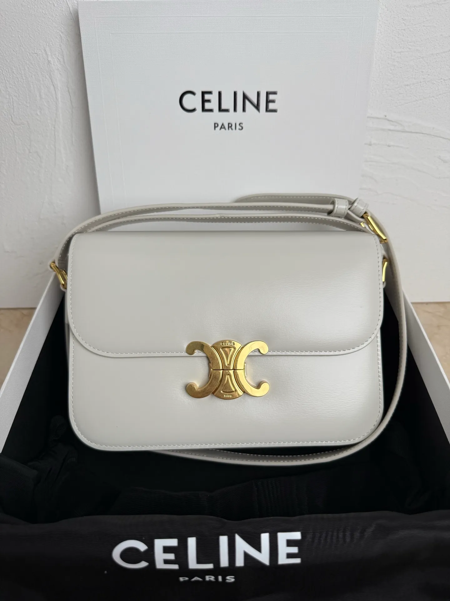 p1760 The definition of the new concept of the Arc de Triomphe adds Parisian elements, retro style, noble temperament, is recognized again in the fashion field, and is loved by many stars. Classics are re-innovated, and the classic buckle exquisite design is once again reinvented. It is in line with the forefront of fashion ✔️ Pure sheepskin on the outside and pure sheepskin on the inside. The classic black gold is timeless and can be matched with any style. Size: Size: 22-16-8 Style number: 187366
