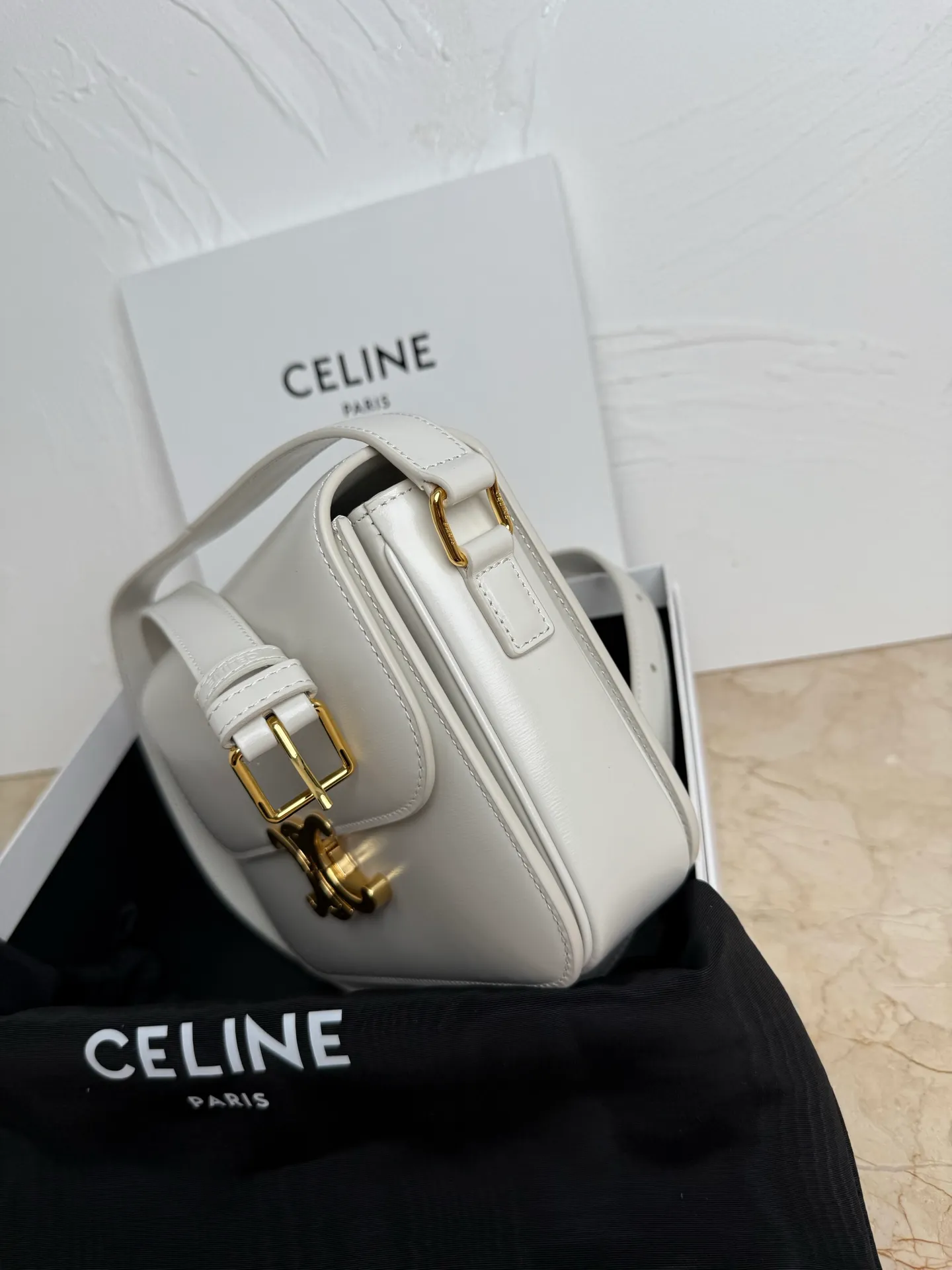 p1760 The definition of the new concept of the Arc de Triomphe adds Parisian elements, retro style, noble temperament, is recognized again in the fashion field, and is loved by many stars. Classics are re-innovated, and the classic buckle exquisite design is once again reinvented. It is in line with the forefront of fashion ✔️ Pure sheepskin on the outside and pure sheepskin on the inside. The classic black gold is timeless and can be matched with any style. Size: Size: 22-16-8 Style number: 187366