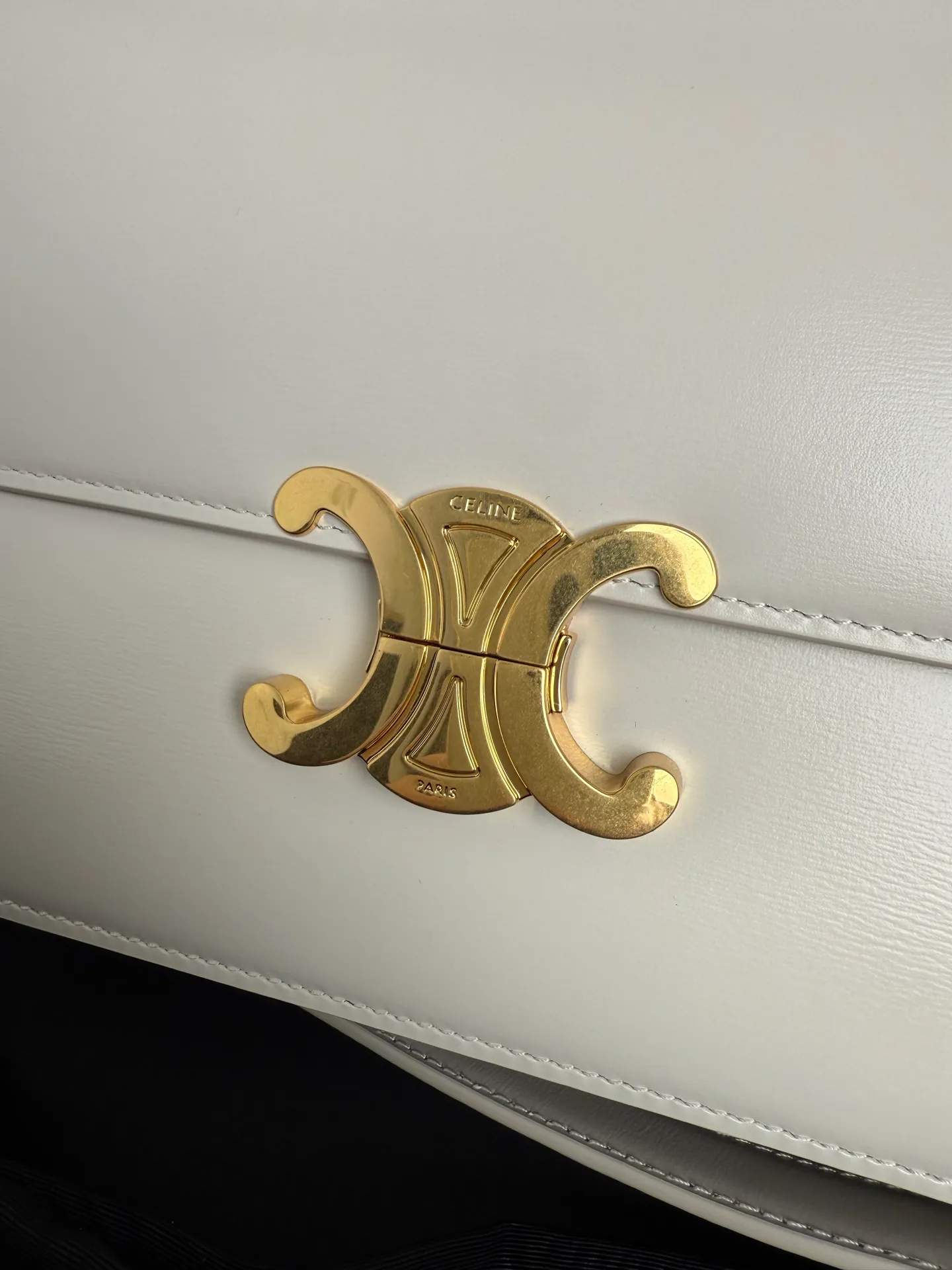 p1760 The definition of the new concept of the Arc de Triomphe adds Parisian elements, retro style, noble temperament, is recognized again in the fashion field, and is loved by many stars. Classics are re-innovated, and the classic buckle exquisite design is once again reinvented. It is in line with the forefront of fashion ✔️ Pure sheepskin on the outside and pure sheepskin on the inside. The classic black gold is timeless and can be matched with any style. Size: Size: 22-16-8 Style number: 187366