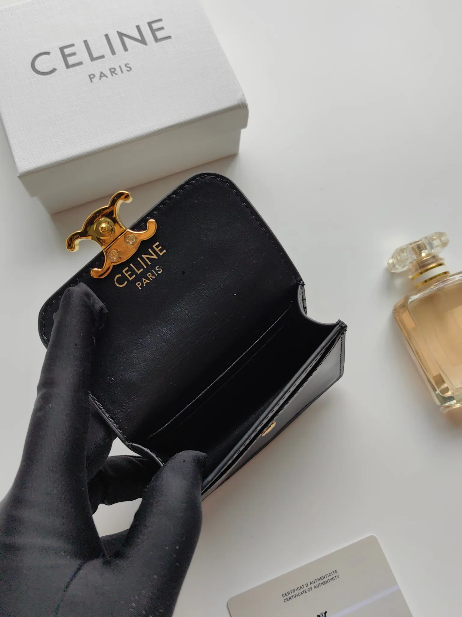 💰140 Celine's new chain TRIOMPHE business card bag, which can be worn cross-body, has a classic pattern with plain microfiber on the inside, gold-finished TRIOMPHE metal snap closure, 1 thickened main compartment, and 3 inner card slots. No.: 10N062 Size: 10.5x8.5x3 cm