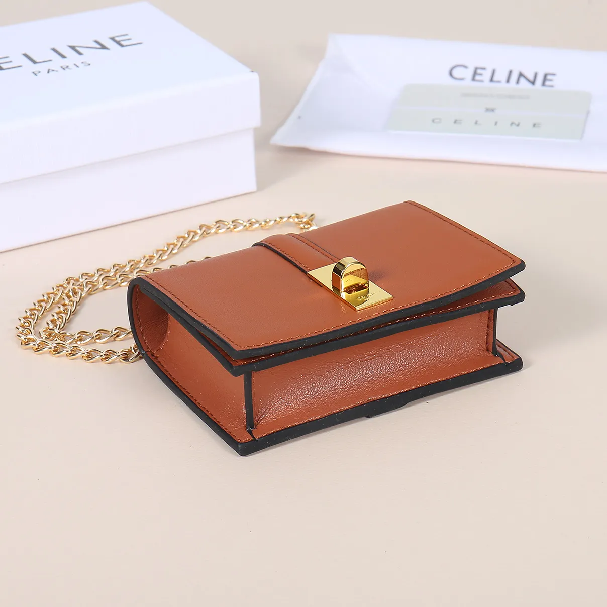 💰170, Celine's latest chain card holder, TRIOMPHE flip chain card holder, can be worn cross-body, classic cowhide with plain microfiber interior, rotating lock closure, 1 thickened main compartment, 2 inner card slots. No.: 10M472 Size: 10.5x8.5x3 cm