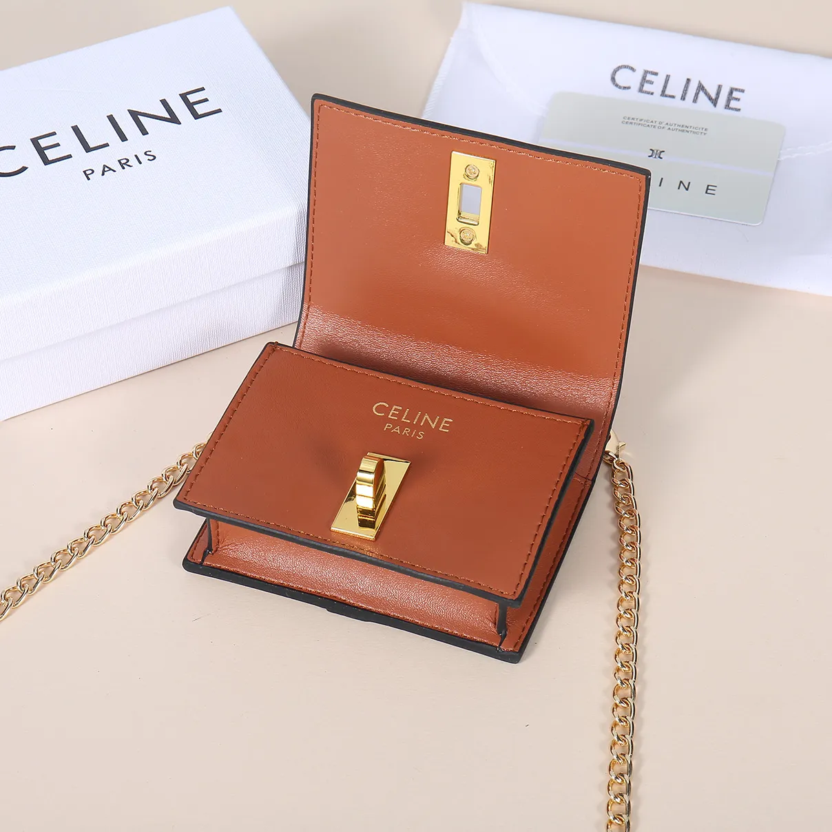 💰170, Celine's latest chain card holder, TRIOMPHE flip chain card holder, can be worn cross-body, classic cowhide with plain microfiber interior, rotating lock closure, 1 thickened main compartment, 2 inner card slots. No.: 10M472 Size: 10.5x8.5x3 cm
