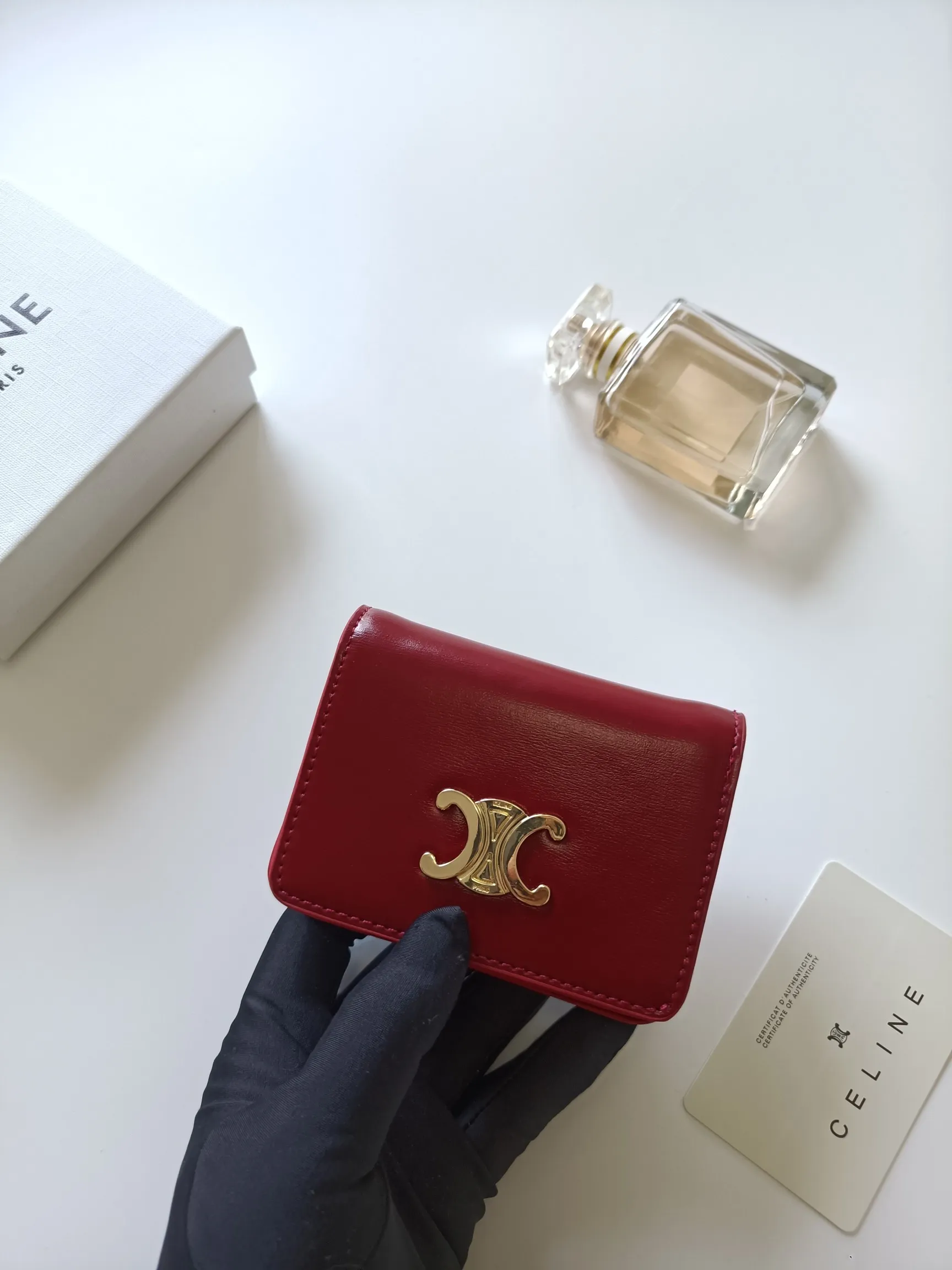 ￥140 Celine classic card holder, TRIOMPHE business card holder, large cowhide interior with plain microfiber TRIOMPHE CANVAS logo print, gold finish TRIOMPHE metal snap closure, 1 zipper coin pocket, 5 card slots, 1 banknote pocket, 1 flat pocket No.: 10K623 Size: 11 X 9 X 3cm