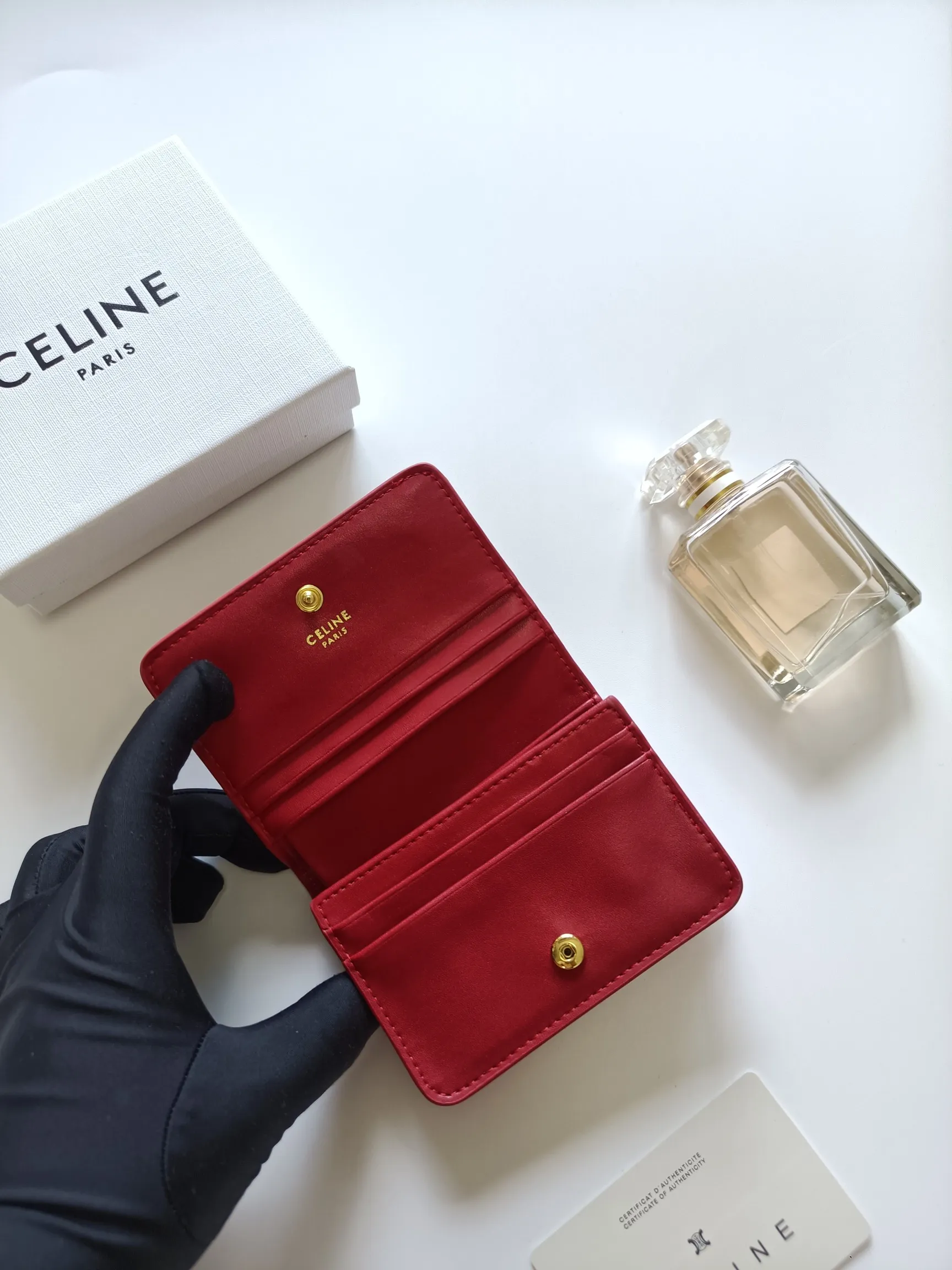 ￥140 Celine classic card holder, TRIOMPHE business card holder, large cowhide interior with plain microfiber TRIOMPHE CANVAS logo print, gold finish TRIOMPHE metal snap closure, 1 zipper coin pocket, 5 card slots, 1 banknote pocket, 1 flat pocket No.: 10K623 Size: 11 X 9 X 3cm