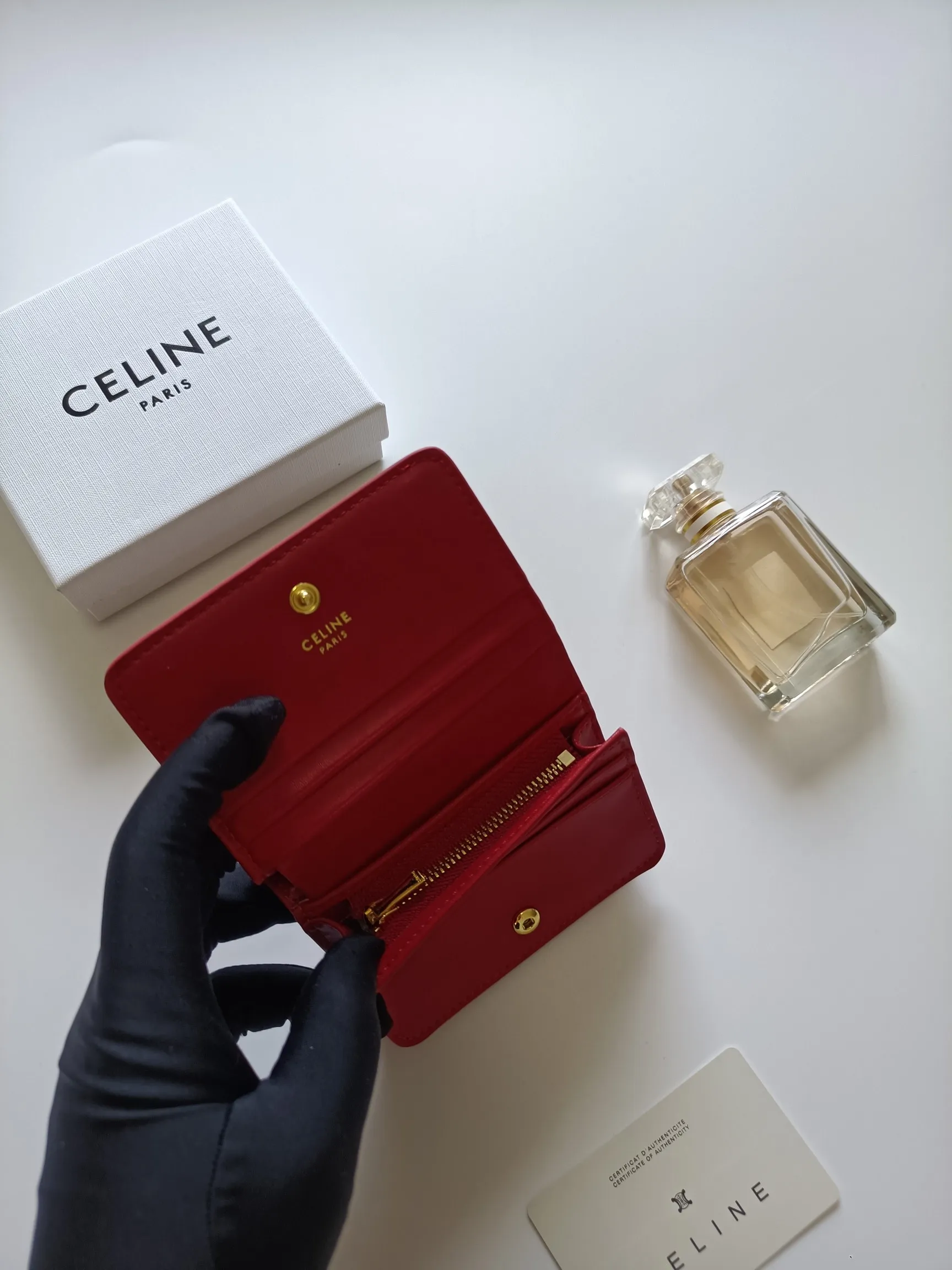 ￥140 Celine classic card holder, TRIOMPHE business card holder, large cowhide interior with plain microfiber TRIOMPHE CANVAS logo print, gold finish TRIOMPHE metal snap closure, 1 zipper coin pocket, 5 card slots, 1 banknote pocket, 1 flat pocket No.: 10K623 Size: 11 X 9 X 3cm