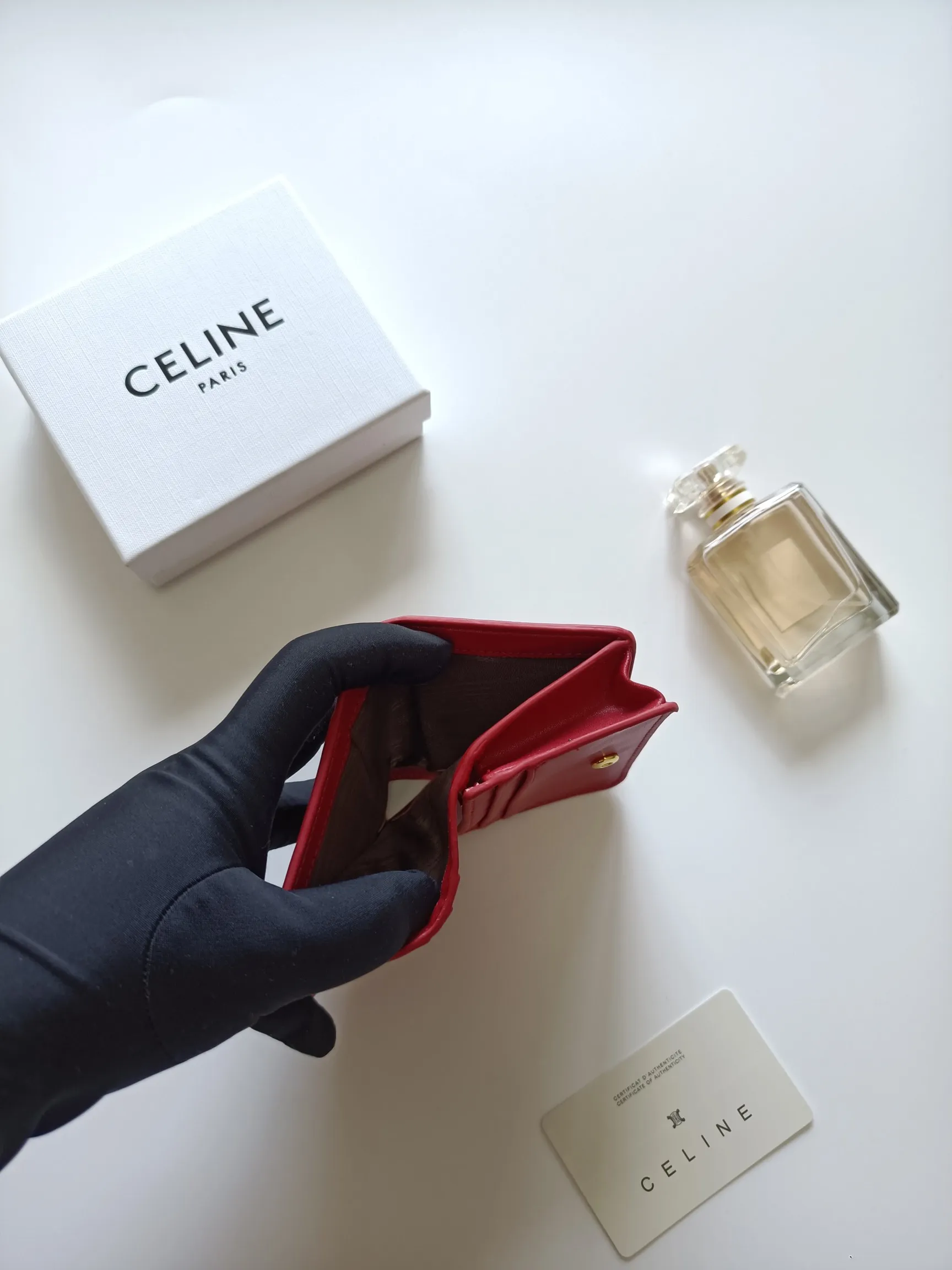 ￥140 Celine classic card holder, TRIOMPHE business card holder, large cowhide interior with plain microfiber TRIOMPHE CANVAS logo print, gold finish TRIOMPHE metal snap closure, 1 zipper coin pocket, 5 card slots, 1 banknote pocket, 1 flat pocket No.: 10K623 Size: 11 X 9 X 3cm