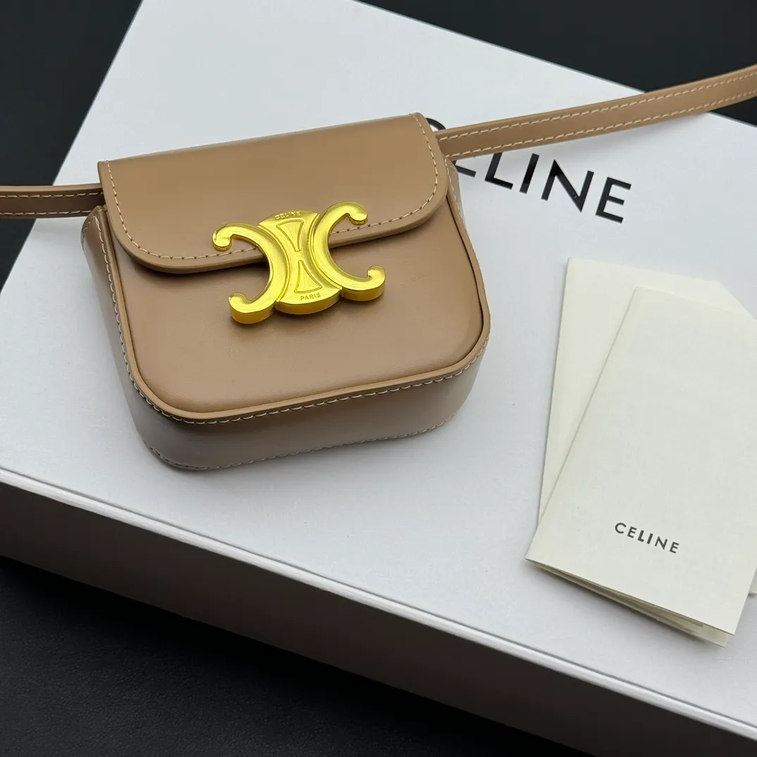 💰230 💎Upgraded original version💖 Comes with gift box 𝗖𝗘𝗟𝗜𝗡𝗘 | 𝗧𝗥𝗜𝗢𝗠𝗣𝗛𝗘 𝗠𝗜𝗡𝗜 Arc de Triomphe Mini Crossbody Bag〰️ Gray# (Calfskin) Arc de Triomphe and minimalist inspiration collide. Beautiful to the core. The shape of the bag is simply the golden ratio. Small and delicate. The more you look at it, the better it looks. It gives people a French gentle style🍃. Carrying it on the body is like an exquisite work of art. Made of genuine Italian leather. The texture of the leather is perfect. 𝑠　𝑧𝑒: 𝟭𝟭*𝟴*𝟰𝒄𝒎 Model: 101513/10I513