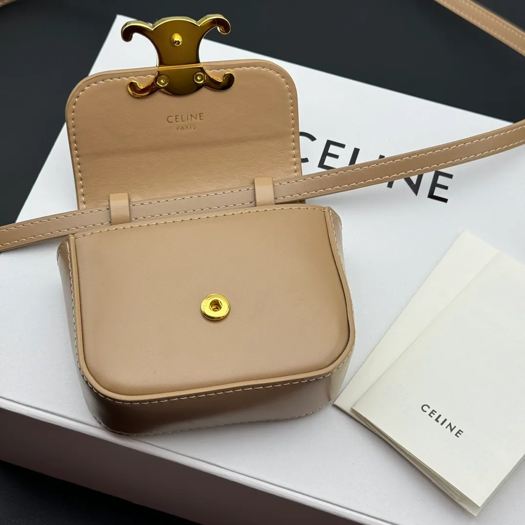 💰230 💎Upgraded original version💖 Comes with gift box 𝗖𝗘𝗟𝗜𝗡𝗘 | 𝗧𝗥𝗜𝗢𝗠𝗣𝗛𝗘 𝗠𝗜𝗡𝗜 Arc de Triomphe Mini Crossbody Bag〰️ Gray# (Calfskin) Arc de Triomphe and minimalist inspiration collide. Beautiful to the core. The shape of the bag is simply the golden ratio. Small and delicate. The more you look at it, the better it looks. It gives people a French gentle style🍃. Carrying it on the body is like an exquisite work of art. Made of genuine Italian leather. The texture of the leather is perfect. 𝑠　𝑧𝑒: 𝟭𝟭*𝟴*𝟰𝒄𝒎 Model: 101513/10I513