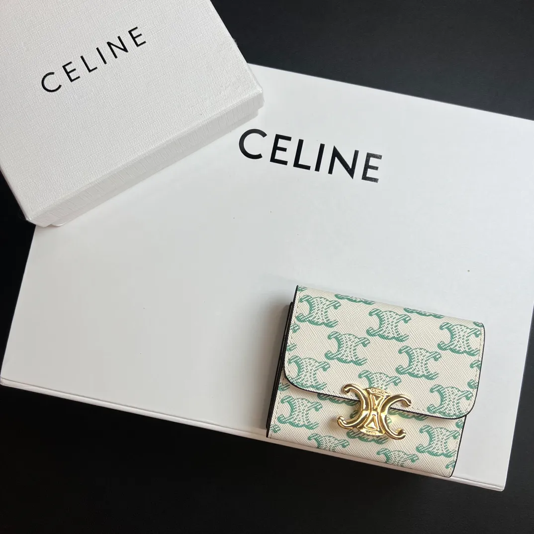 💰150 💎Top quality 🇫🇷 Triumph green💓 𝗖𝗘𝗟𝗜𝗡𝗘 Arc de Triomphe wallet 2-in-1, full calfskin, second layer leather, non-super transferable ‼ ️ Celine’s new glossy cow leather short coin purse ❤️ TRIOMPHE metallic snaps A small item that enhances taste, a classic and popular model. It is good-looking and easy to use. It is small and portable. All kinds of bank cards and ID documents are easy to throw around. You no longer have to worry about not being able to find it. It is a daily essential item. 5 card slots, 1 banknote slot, 1 detachable card pocket. It is really full of everything even though it is small~ The wallet can be used for a long time without losing any money. The high-end packaging also gives you face, so go ahead. Model: 10l653DS3 / 16332 /10I653 Size: 9.5×7.5×3cm
