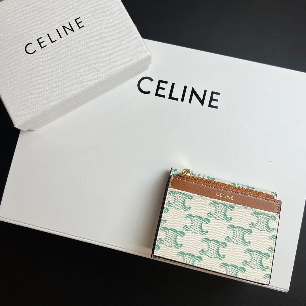 💰150 💎Top quality 🇫🇷 Triumph green💓 𝗖𝗘𝗟𝗜𝗡𝗘 Arc de Triomphe wallet 2-in-1, full calfskin, second layer leather, non-super transferable ‼ ️ Celine’s new glossy cow leather short coin purse ❤️ TRIOMPHE metallic snaps A small item that enhances taste, a classic and popular model. It is good-looking and easy to use. It is small and portable. All kinds of bank cards and ID documents are easy to throw around. You no longer have to worry about not being able to find it. It is a daily essential item. 5 card slots, 1 banknote slot, 1 detachable card pocket. It is really full of everything even though it is small~ The wallet can be used for a long time without losing any money. The high-end packaging also gives you face, so go ahead. Model: 10l653DS3 / 16332 /10I653 Size: 9.5×7.5×3cm