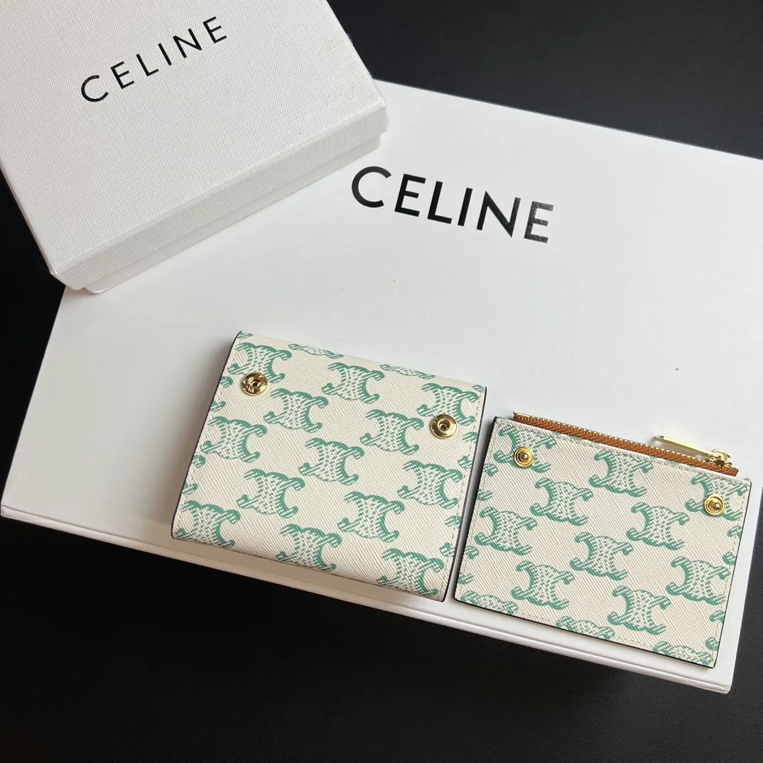 💰150 💎Top quality 🇫🇷 Triumph green💓 𝗖𝗘𝗟𝗜𝗡𝗘 Arc de Triomphe wallet 2-in-1, full calfskin, second layer leather, non-super transferable ‼ ️ Celine’s new glossy cow leather short coin purse ❤️ TRIOMPHE metallic snaps A small item that enhances taste, a classic and popular model. It is good-looking and easy to use. It is small and portable. All kinds of bank cards and ID documents are easy to throw around. You no longer have to worry about not being able to find it. It is a daily essential item. 5 card slots, 1 banknote slot, 1 detachable card pocket. It is really full of everything even though it is small~ The wallet can be used for a long time without losing any money. The high-end packaging also gives you face, so go ahead. Model: 10l653DS3 / 16332 /10I653 Size: 9.5×7.5×3cm