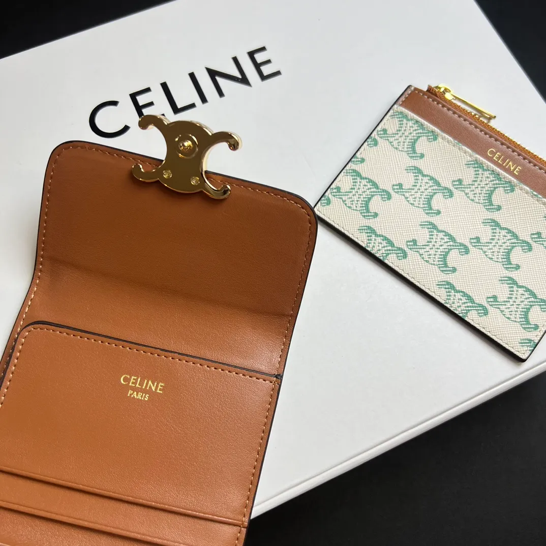 💰150 💎Top quality 🇫🇷 Triumph green💓 𝗖𝗘𝗟𝗜𝗡𝗘 Arc de Triomphe wallet 2-in-1, full calfskin, second layer leather, non-super transferable ‼ ️ Celine’s new glossy cow leather short coin purse ❤️ TRIOMPHE metallic snaps A small item that enhances taste, a classic and popular model. It is good-looking and easy to use. It is small and portable. All kinds of bank cards and ID documents are easy to throw around. You no longer have to worry about not being able to find it. It is a daily essential item. 5 card slots, 1 banknote slot, 1 detachable card pocket. It is really full of everything even though it is small~ The wallet can be used for a long time without losing any money. The high-end packaging also gives you face, so go ahead. Model: 10l653DS3 / 16332 /10I653 Size: 9.5×7.5×3cm