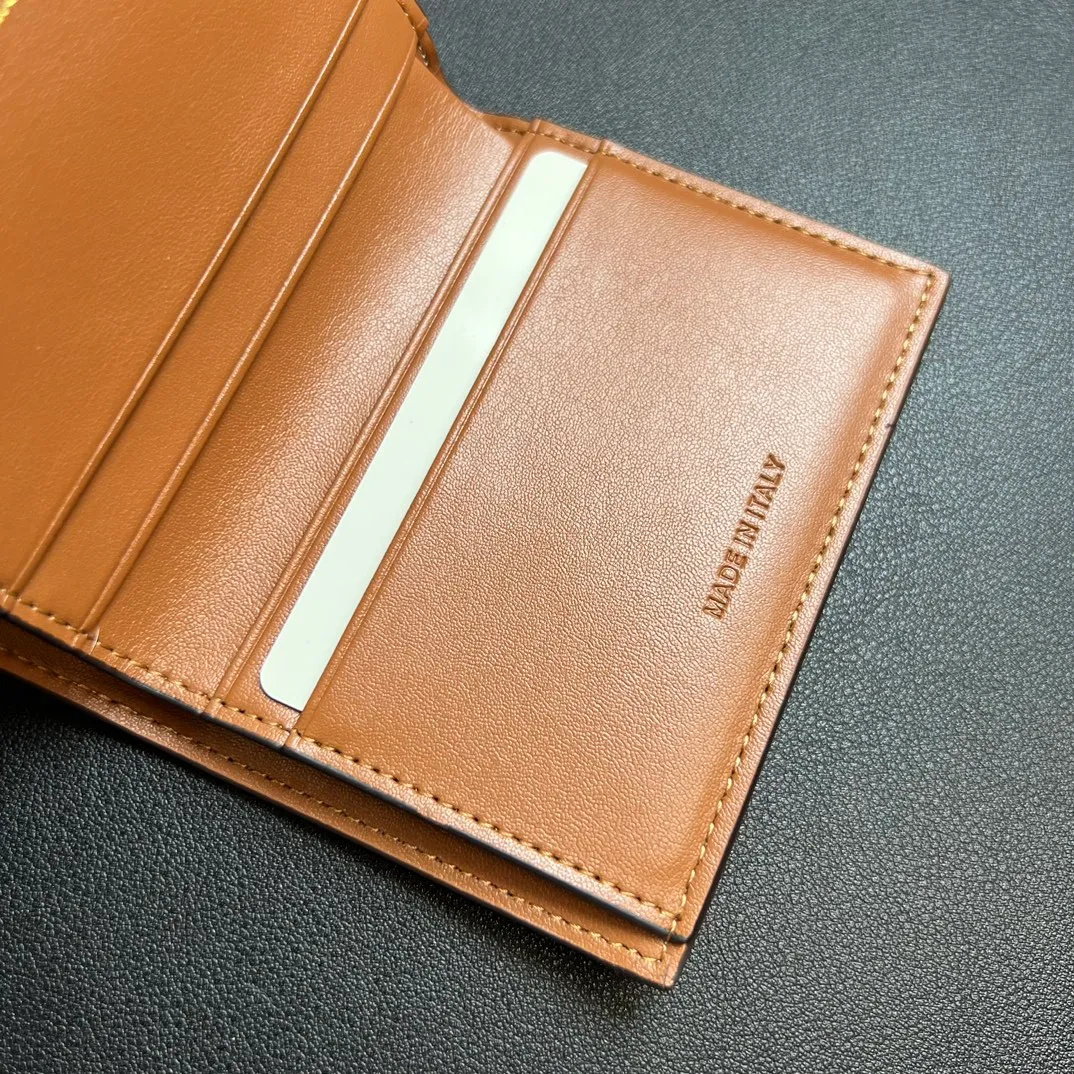💰150 💎Top quality 🇫🇷 Triumph green💓 𝗖𝗘𝗟𝗜𝗡𝗘 Arc de Triomphe wallet 2-in-1, full calfskin, second layer leather, non-super transferable ‼ ️ Celine’s new glossy cow leather short coin purse ❤️ TRIOMPHE metallic snaps A small item that enhances taste, a classic and popular model. It is good-looking and easy to use. It is small and portable. All kinds of bank cards and ID documents are easy to throw around. You no longer have to worry about not being able to find it. It is a daily essential item. 5 card slots, 1 banknote slot, 1 detachable card pocket. It is really full of everything even though it is small~ The wallet can be used for a long time without losing any money. The high-end packaging also gives you face, so go ahead. Model: 10l653DS3 / 16332 /10I653 Size: 9.5×7.5×3cm
