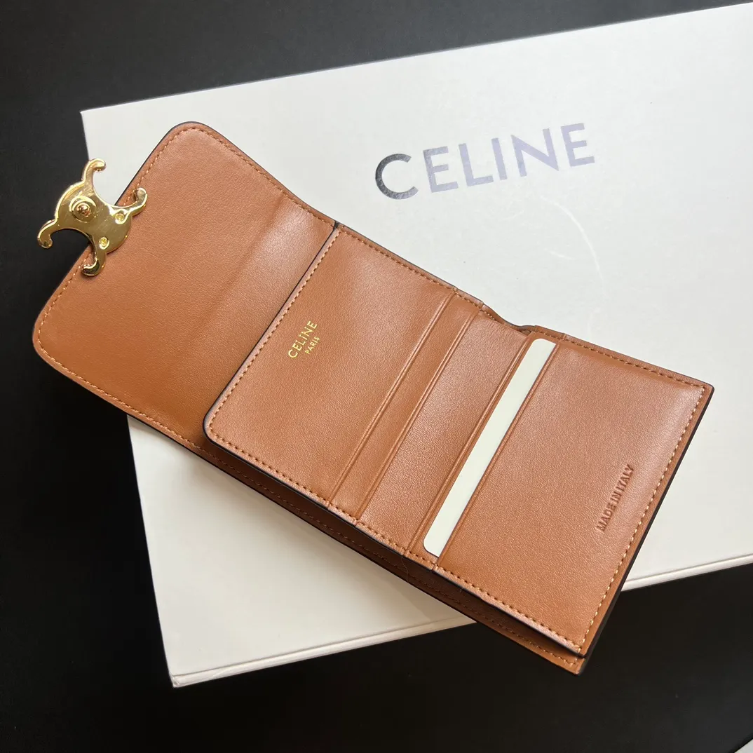 💰150 💎Top quality 🇫🇷 Triumph green💓 𝗖𝗘𝗟𝗜𝗡𝗘 Arc de Triomphe wallet 2-in-1, full calfskin, second layer leather, non-super transferable ‼ ️ Celine’s new glossy cow leather short coin purse ❤️ TRIOMPHE metallic snaps A small item that enhances taste, a classic and popular model. It is good-looking and easy to use. It is small and portable. All kinds of bank cards and ID documents are easy to throw around. You no longer have to worry about not being able to find it. It is a daily essential item. 5 card slots, 1 banknote slot, 1 detachable card pocket. It is really full of everything even though it is small~ The wallet can be used for a long time without losing any money. The high-end packaging also gives you face, so go ahead. Model: 10l653DS3 / 16332 /10I653 Size: 9.5×7.5×3cm