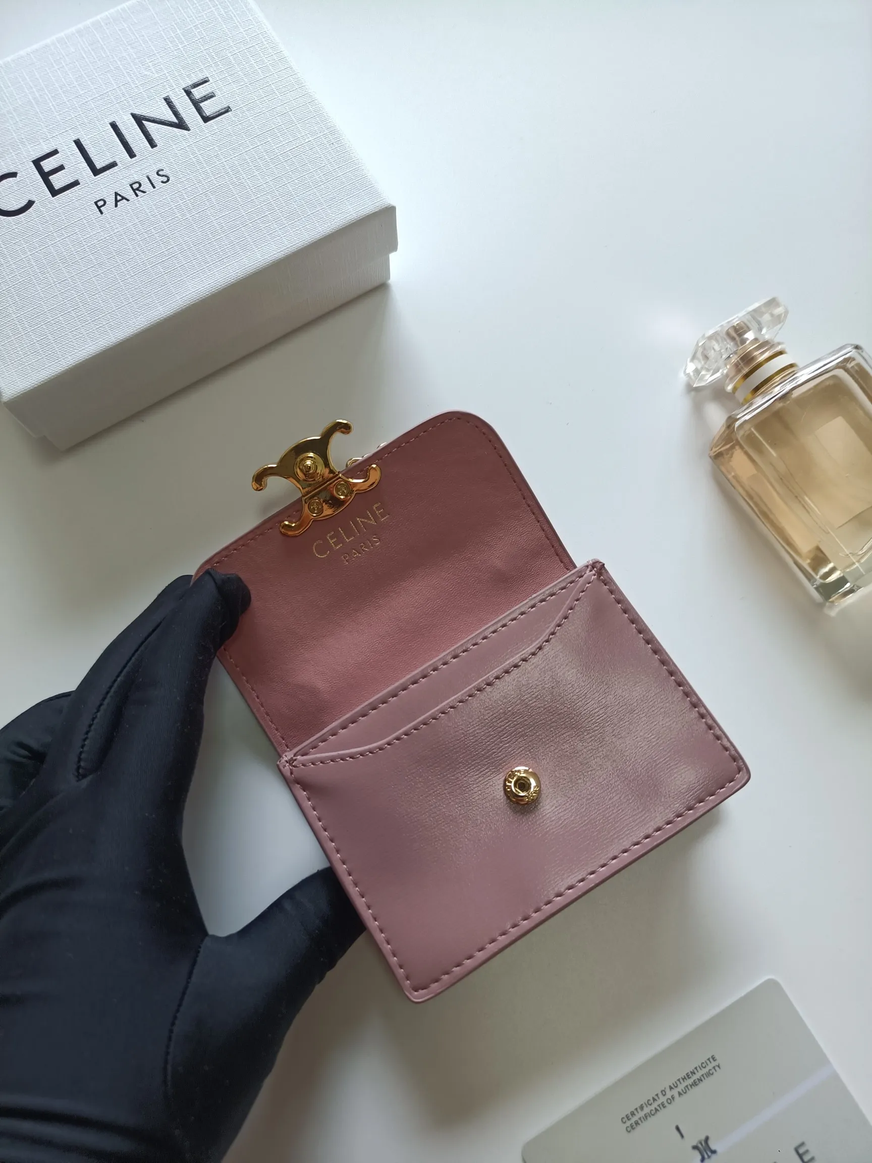 💰160 Celine's new chain TRIOMPHE business card bag, which can be worn cross-body, has a classic pattern with plain microfiber on the inside, gold-finished TRIOMPHE metal snap closure, 1 thickened main compartment, and 3 inner card slots. No.: 10N062 Size: 10.5x8.5x3 cm
