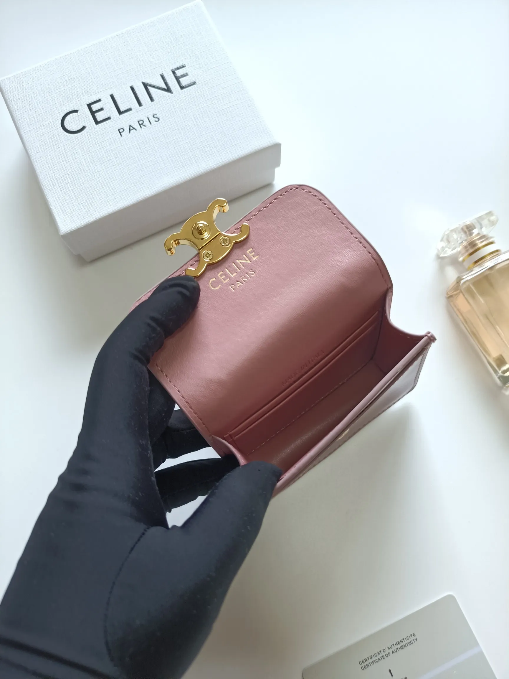 💰160 Celine's new chain TRIOMPHE business card bag, which can be worn cross-body, has a classic pattern with plain microfiber on the inside, gold-finished TRIOMPHE metal snap closure, 1 thickened main compartment, and 3 inner card slots. No.: 10N062 Size: 10.5x8.5x3 cm
