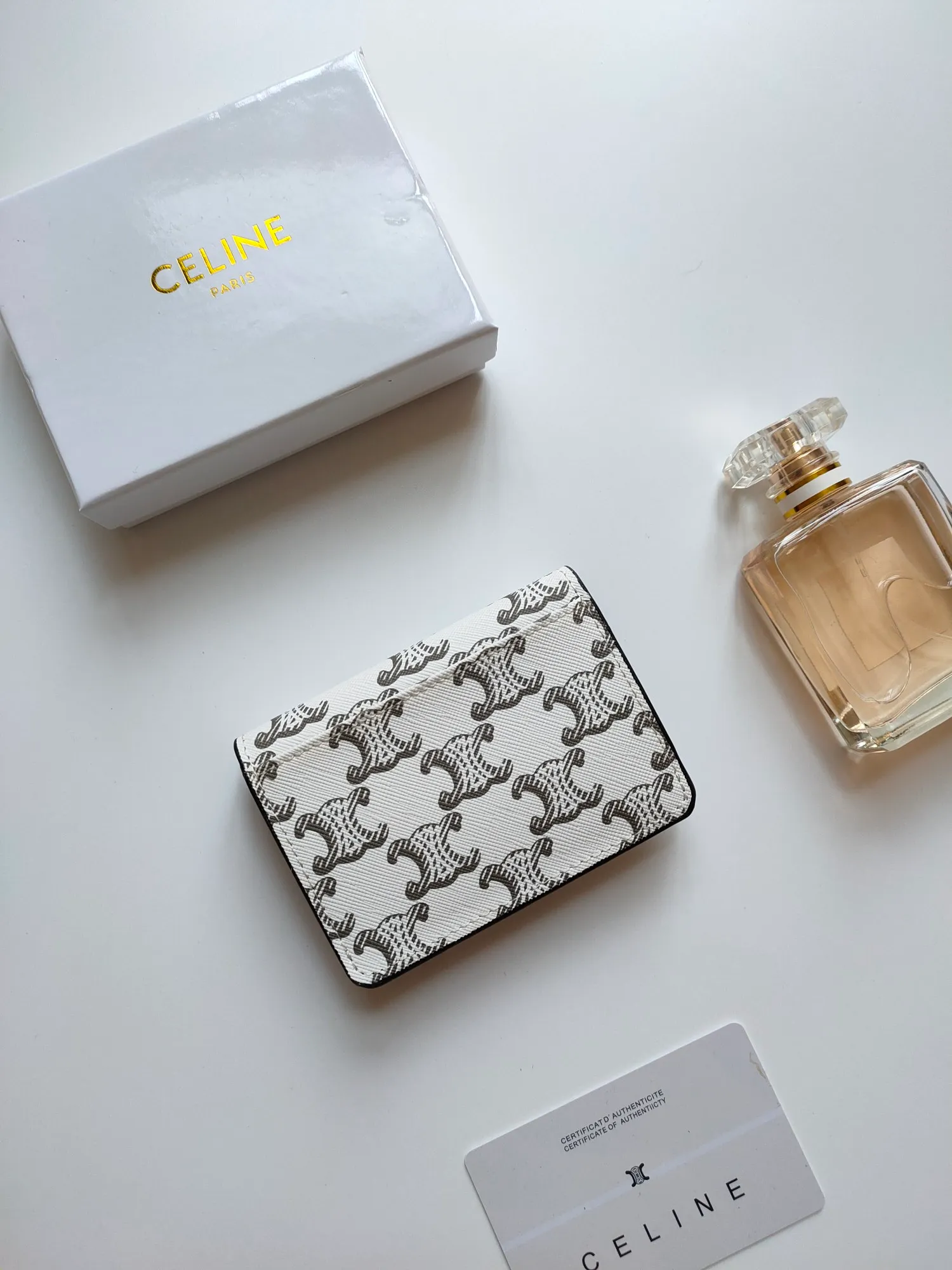 ￥110 CELINE’s latest TRIOMPHE logo printed card holder, gold finish, snap closure, model number: 101582, size: 10.5*7cm