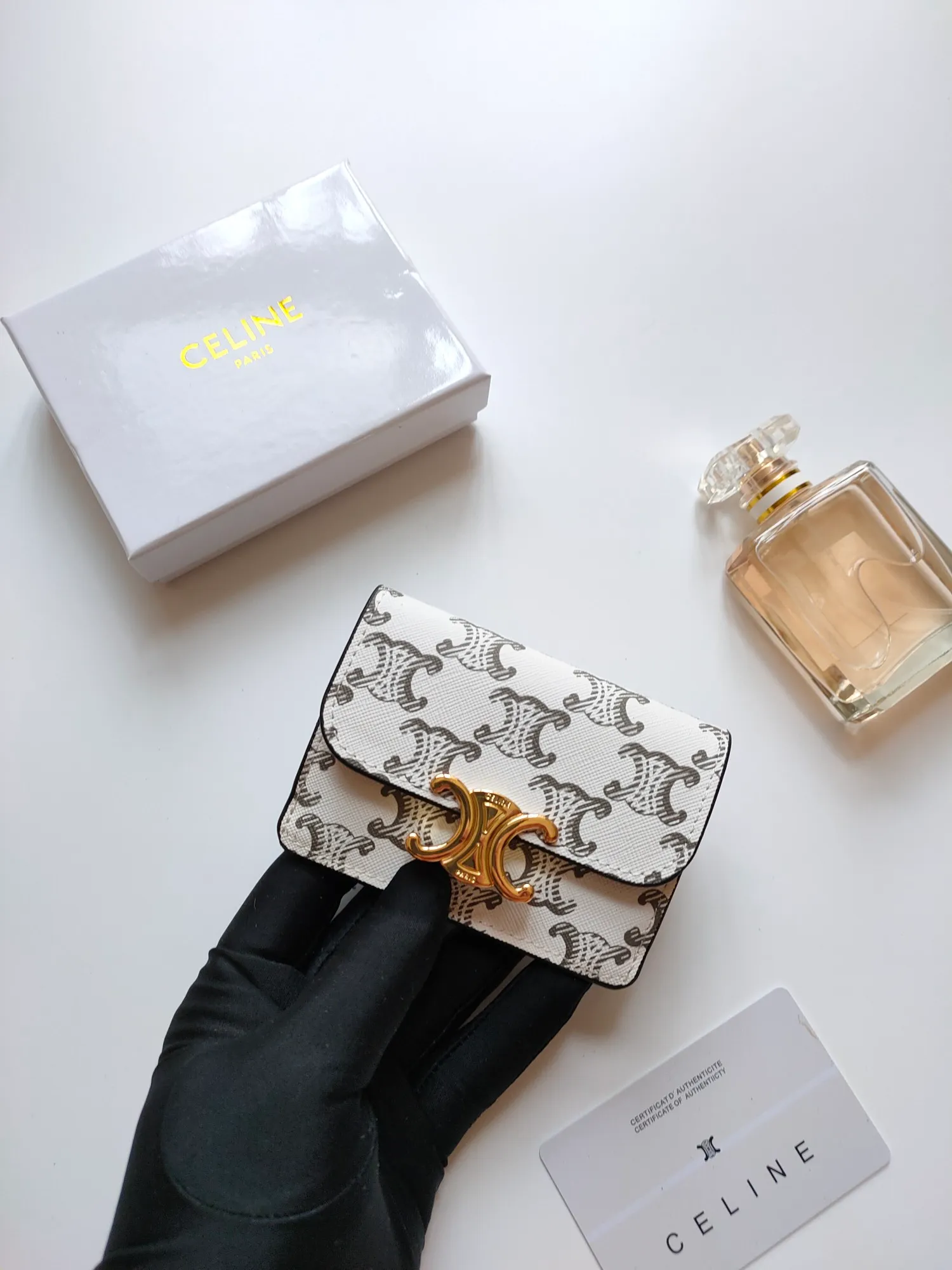 ￥110 CELINE’s latest TRIOMPHE logo printed card holder, gold finish, snap closure, model number: 101582, size: 10.5*7cm