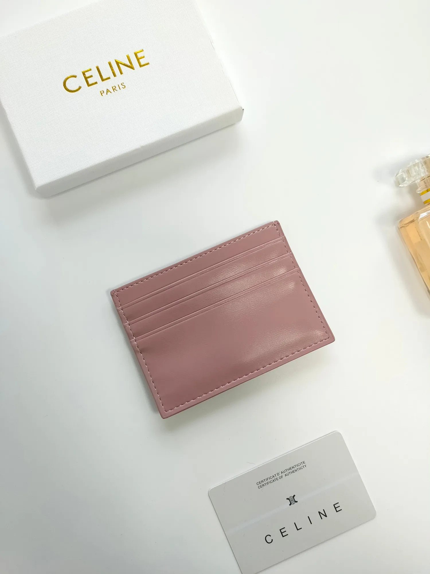💰100💰CELINE's new embossed logo card holder, made of first-layer cowhide, two card slots + one middle pocket. Style number: 10L833 Size: 10.5×7cm