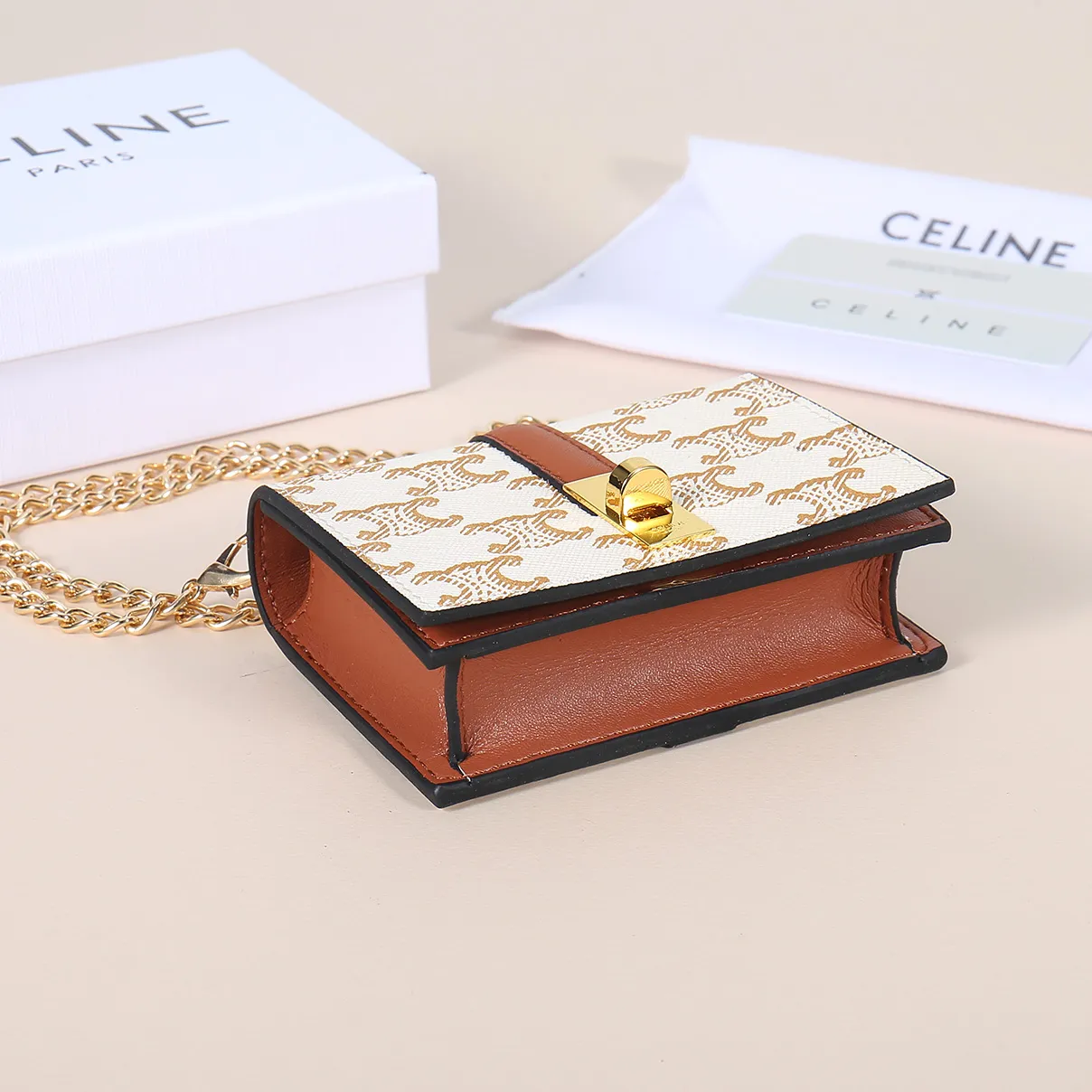 💰140, Celine's latest chain card holder, TRIOMPHE flip chain card holder, can be worn cross-body, classic pattern with plain microfiber interior, rotating lock closure, 1 thickened main compartment, 2 inner card slots. No.: 10M472 Size: 10.5x8.5x3 cm