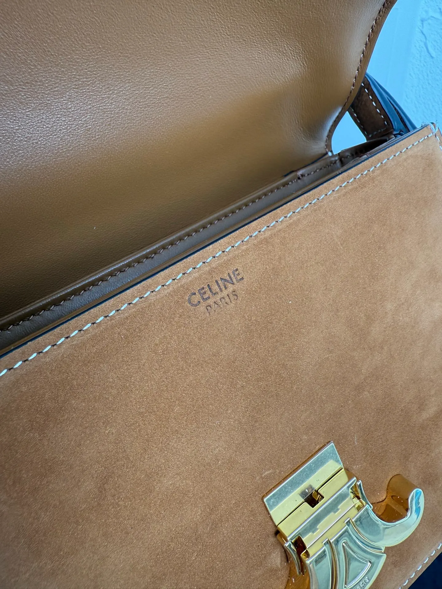 p1560. TEEN TRIOMPHE calfskin handbag This small TRIOMPHE handbag in satin calfskin comes with an adjustable leather shoulder strap and TRIOMPHE exclusive buckle TRIOMPHE brass lock interior zip pocket and interior flat pocket Adjustable leather shoulder strap Length 17 inches (42 cm) 7 X 6 X 2 inches (18.5 X 14 X 6 cm) No.: 188423