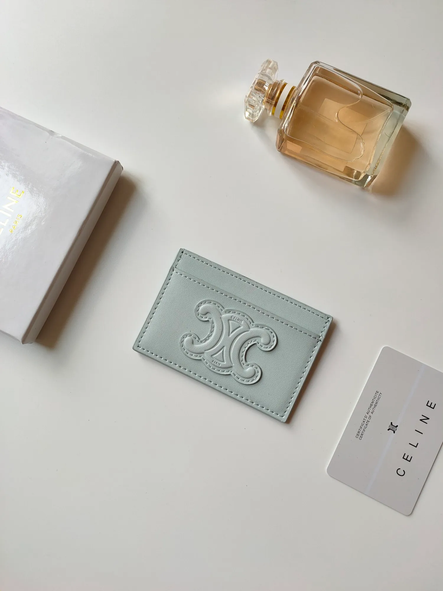 ￥90 CELINE's new embossed logo card holder, made of first-layer cowhide, two card slots + one middle pocket. Style number: 10B703 Size: 10.5 X 7cm