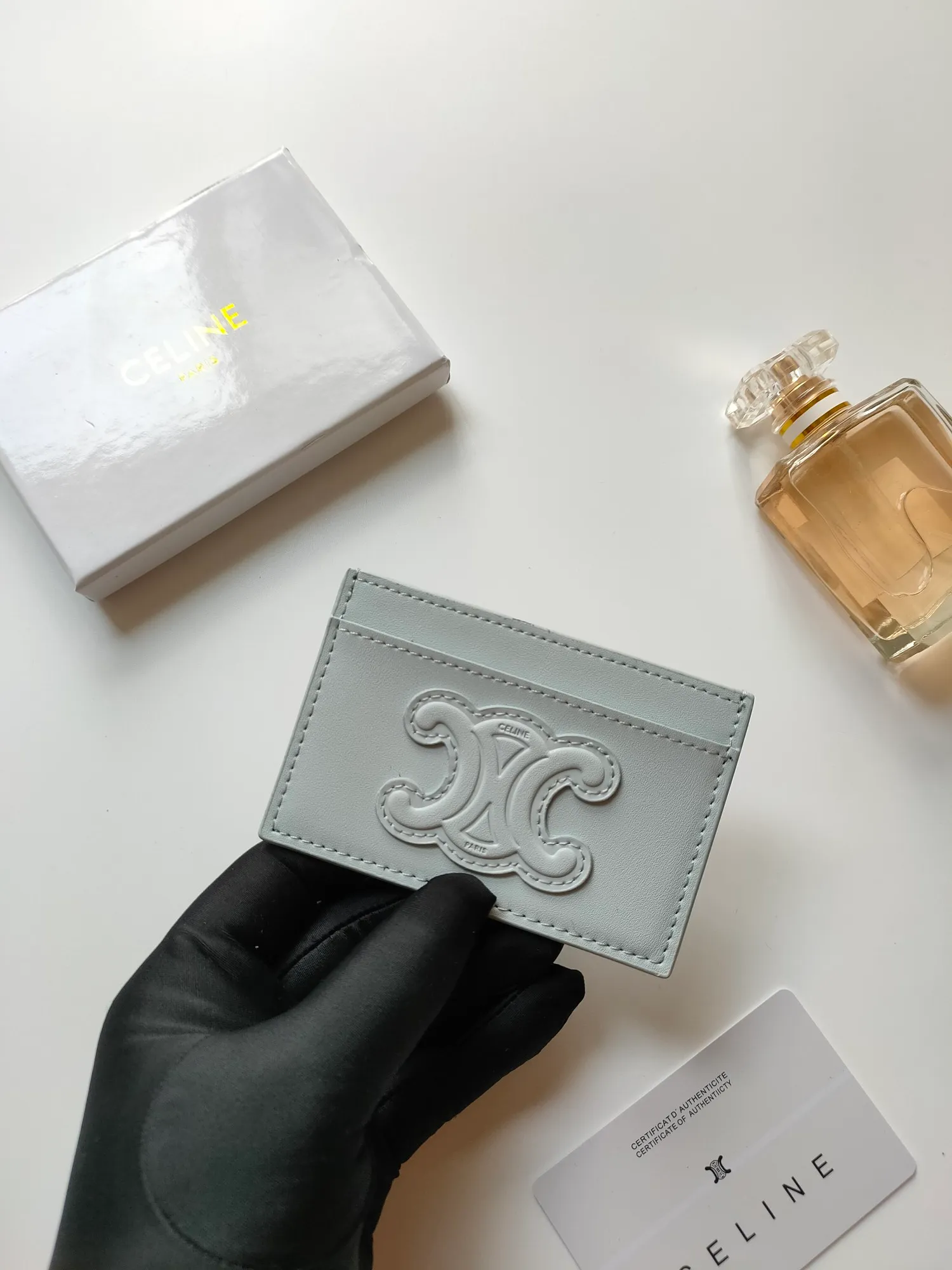 ￥90 CELINE's new embossed logo card holder, made of first-layer cowhide, two card slots + one middle pocket. Style number: 10B703 Size: 10.5 X 7cm