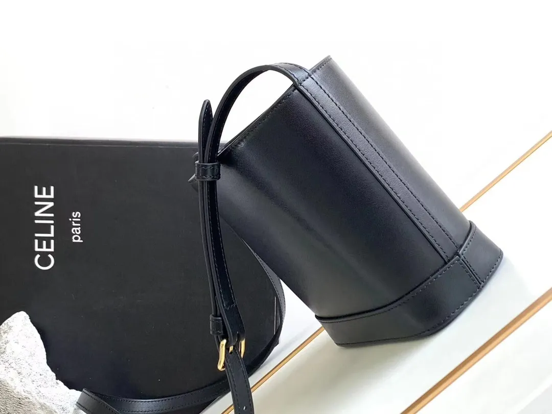 23s new spring and summer products｜CEL1N_E CUIR TRIOMPHE mini smooth cowhide leather bucket bag Recommended items🎁｜Celine’s limited edition mini buckets are cute💕The "little waste bag" series mini buckets are here~so cute, definitely a leader in reducing age👏The capacity is also good, it can hold mobile phones and small items necessary for going out. The upper body is too Q, fashionable and cute, super versatile 👗 Cow leather, lining: cow leather/fabric, can be worn cross-body and shoulder, snap button closure, 1 main compartment, inner card slot Size: 19.5 X 16 X 7 cm Number: 10L433ESM.24LP