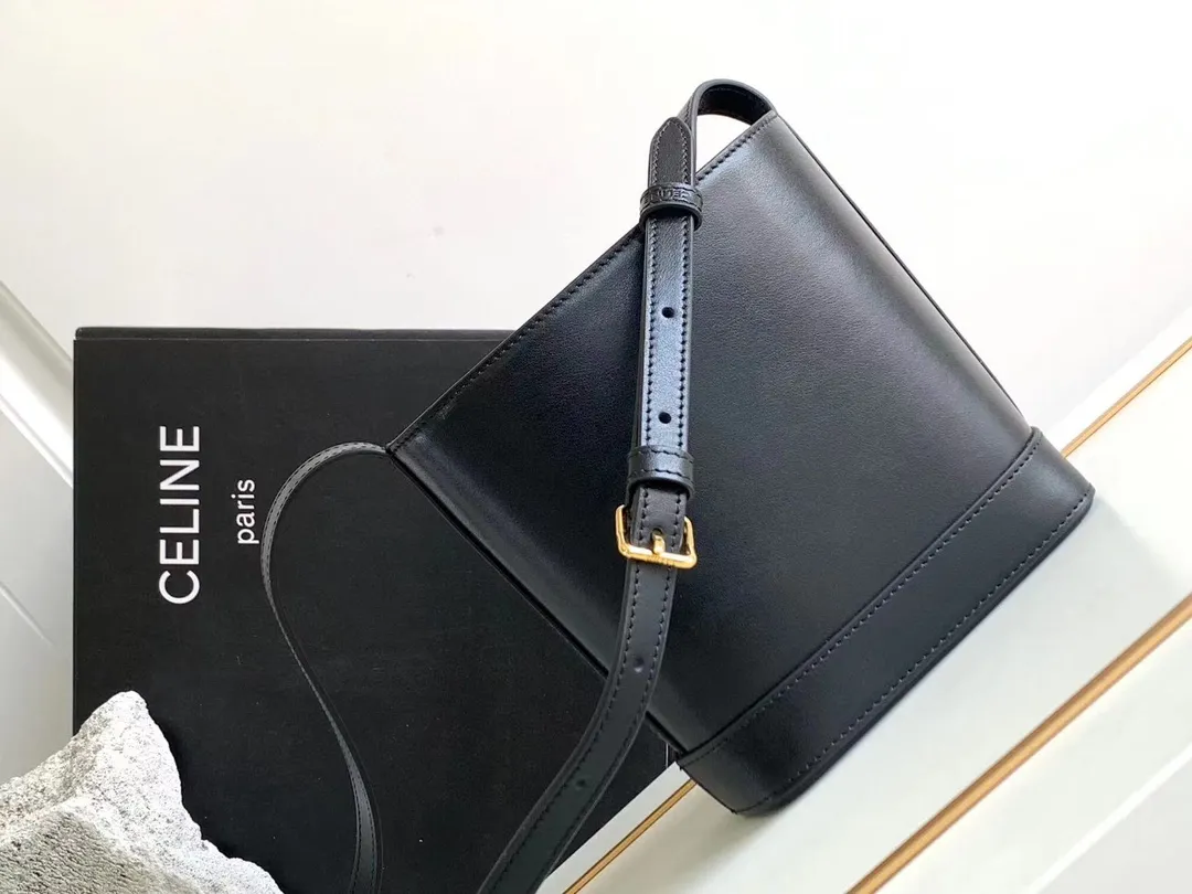 23s new spring and summer products｜CEL1N_E CUIR TRIOMPHE mini smooth cowhide leather bucket bag Recommended items🎁｜Celine’s limited edition mini buckets are cute💕The "little waste bag" series mini buckets are here~so cute, definitely a leader in reducing age👏The capacity is also good, it can hold mobile phones and small items necessary for going out. The upper body is too Q, fashionable and cute, super versatile 👗 Cow leather, lining: cow leather/fabric, can be worn cross-body and shoulder, snap button closure, 1 main compartment, inner card slot Size: 19.5 X 16 X 7 cm Number: 10L433ESM.24LP