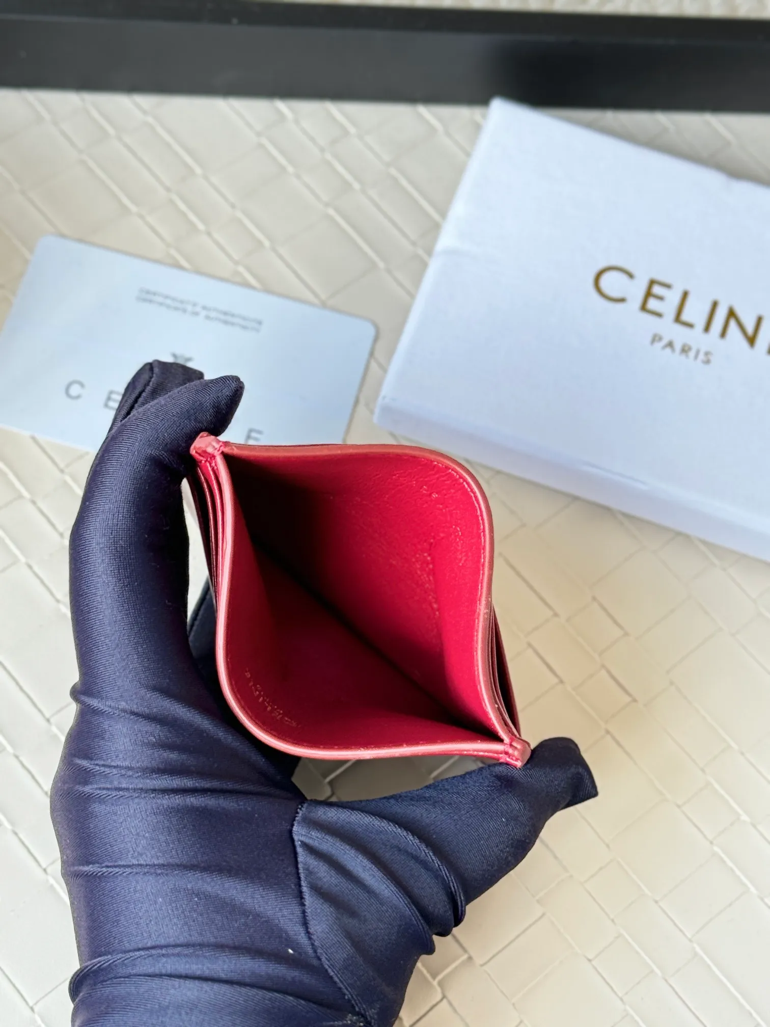 💰100 super mini card holder CELINE's new embossed logo card holder, made of first-layer cowhide, two card slots + one middle pocket Style number: 10L833 Size: 10.5×7cm