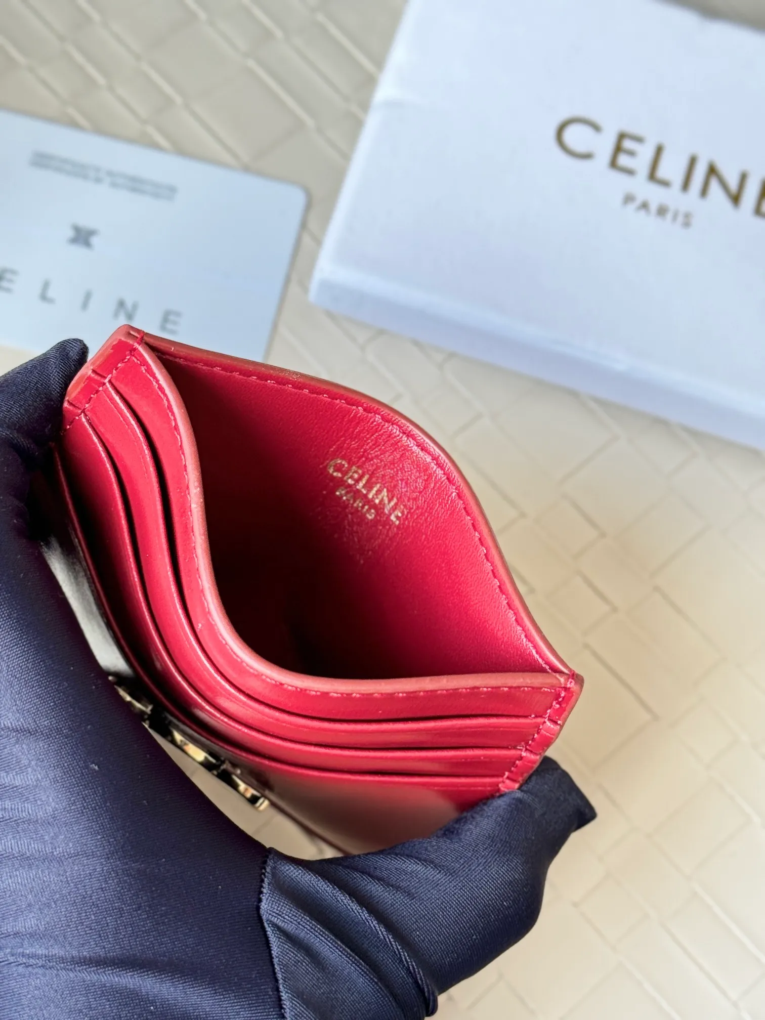 💰100 super mini card holder CELINE's new embossed logo card holder, made of first-layer cowhide, two card slots + one middle pocket Style number: 10L833 Size: 10.5×7cm