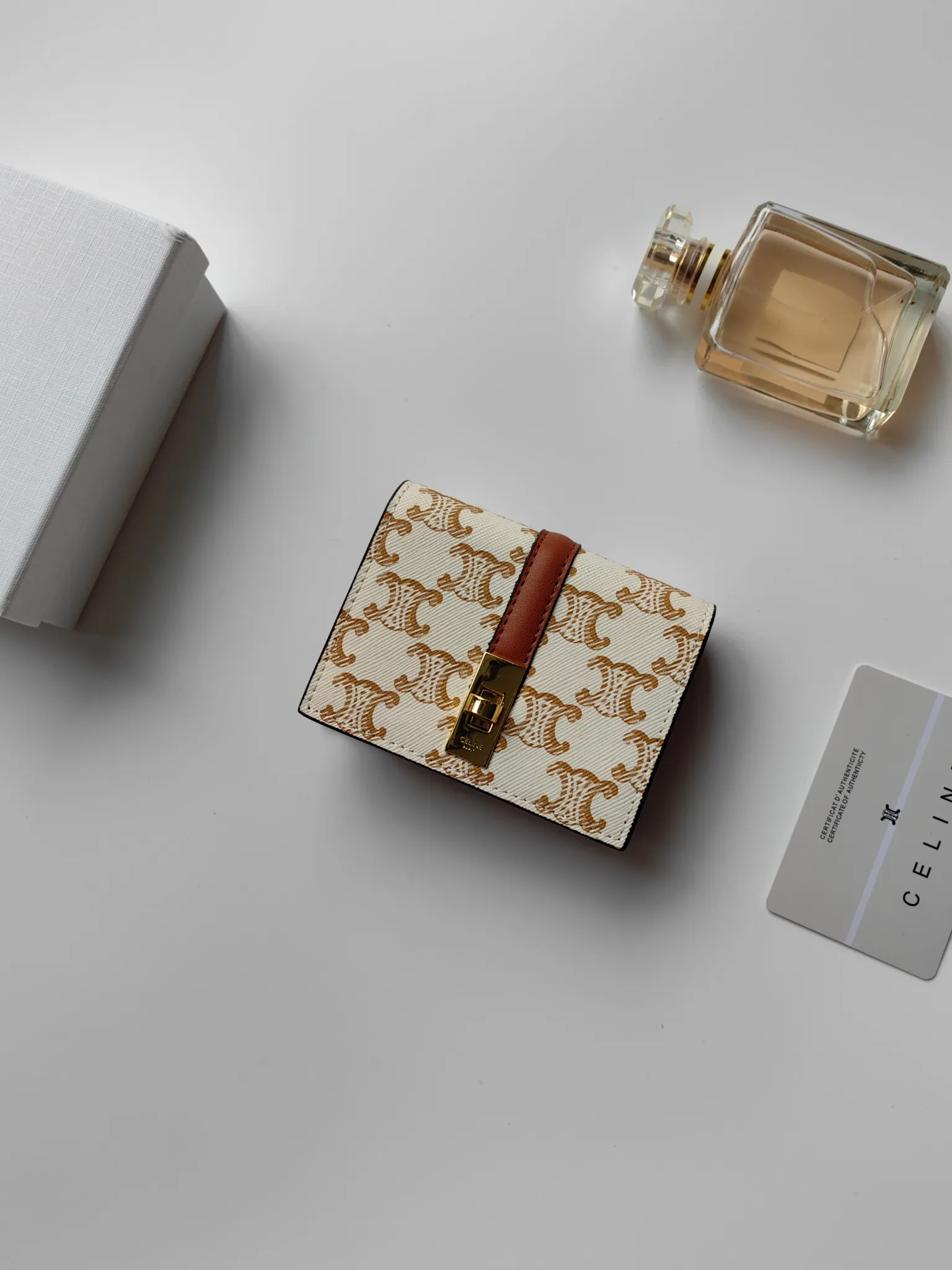 💰130, Celine's new card holder, TRIOMPHE flip card holder, classic pattern with plain microfiber inside, rotating lock closure, 1 thickened main compartment, 2 inner card slots. No.: 10M473 Size: 10.5x8.5x3 cm