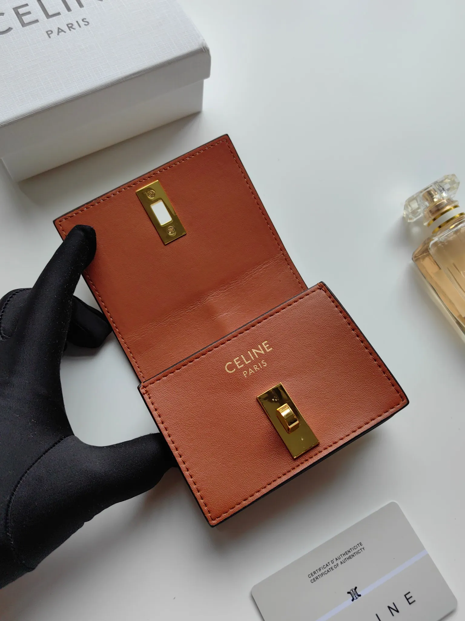 💰130, Celine's new card holder, TRIOMPHE flip card holder, classic pattern with plain microfiber inside, rotating lock closure, 1 thickened main compartment, 2 inner card slots. No.: 10M473 Size: 10.5x8.5x3 cm
