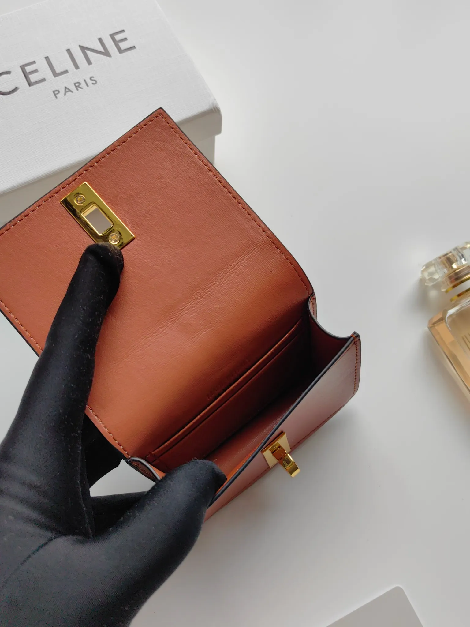 💰130, Celine's new card holder, TRIOMPHE flip card holder, classic pattern with plain microfiber inside, rotating lock closure, 1 thickened main compartment, 2 inner card slots. No.: 10M473 Size: 10.5x8.5x3 cm