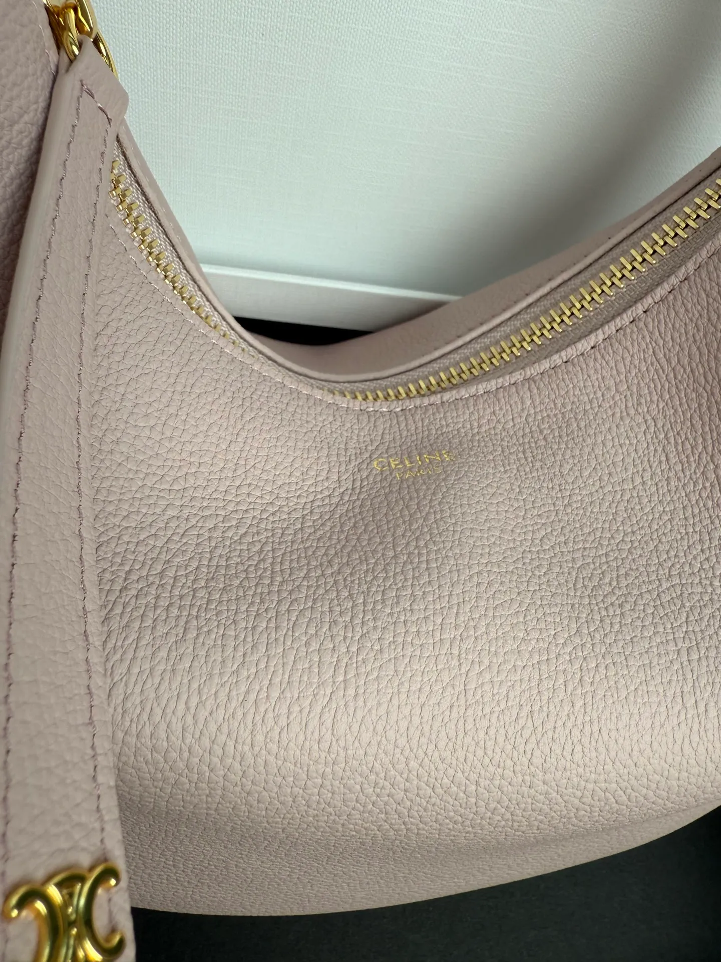 p1460 new product online 🅰️🅰️ CE new LuLu bag This time CE’s new LuLu bag is really stunning. I was struck by this crescent bag at first glance. It has a sense of high-end. The body of the bag is made of soft calfskin and feels like rua clouds. The hardware is all old and retro style. When paired with it, the temperament takes off. The most amazing thing is this bag shape! It can be salty, sweet, commuting, dating, cross-body, or one-shoulder. They are all very beautiful, and the capacity is completely sufficient for daily use. Paired with a coat, it looks like a lady, and paired with a sweater, it is very casual and casual. It is really versatile! ♻️ Style number: 119599 Color: White Size: 22x15x5cm