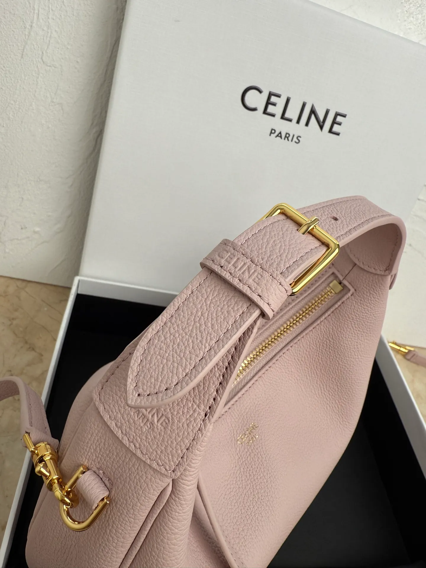 p1460 new product online 🅰️🅰️ CE new LuLu bag This time CE’s new LuLu bag is really stunning. I was struck by this crescent bag at first glance. It has a sense of high-end. The body of the bag is made of soft calfskin and feels like rua clouds. The hardware is all old and retro style. When paired with it, the temperament takes off. The most amazing thing is this bag shape! It can be salty, sweet, commuting, dating, cross-body, or one-shoulder. They are all very beautiful, and the capacity is completely sufficient for daily use. Paired with a coat, it looks like a lady, and paired with a sweater, it is very casual and casual. It is really versatile! ♻️ Style number: 119599 Color: White Size: 22x15x5cm