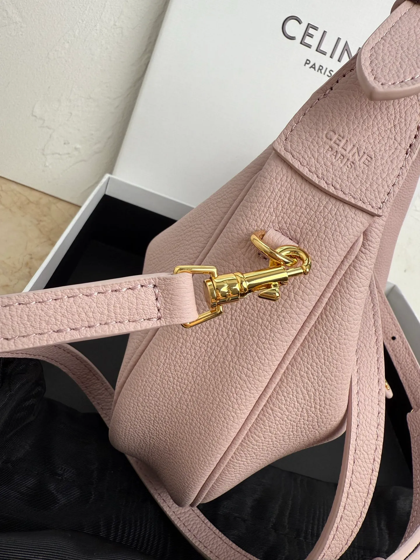 p1460 new product online 🅰️🅰️ CE new LuLu bag This time CE’s new LuLu bag is really stunning. I was struck by this crescent bag at first glance. It has a sense of high-end. The body of the bag is made of soft calfskin and feels like rua clouds. The hardware is all old and retro style. When paired with it, the temperament takes off. The most amazing thing is this bag shape! It can be salty, sweet, commuting, dating, cross-body, or one-shoulder. They are all very beautiful, and the capacity is completely sufficient for daily use. Paired with a coat, it looks like a lady, and paired with a sweater, it is very casual and casual. It is really versatile! ♻️ Style number: 119599 Color: White Size: 22x15x5cm