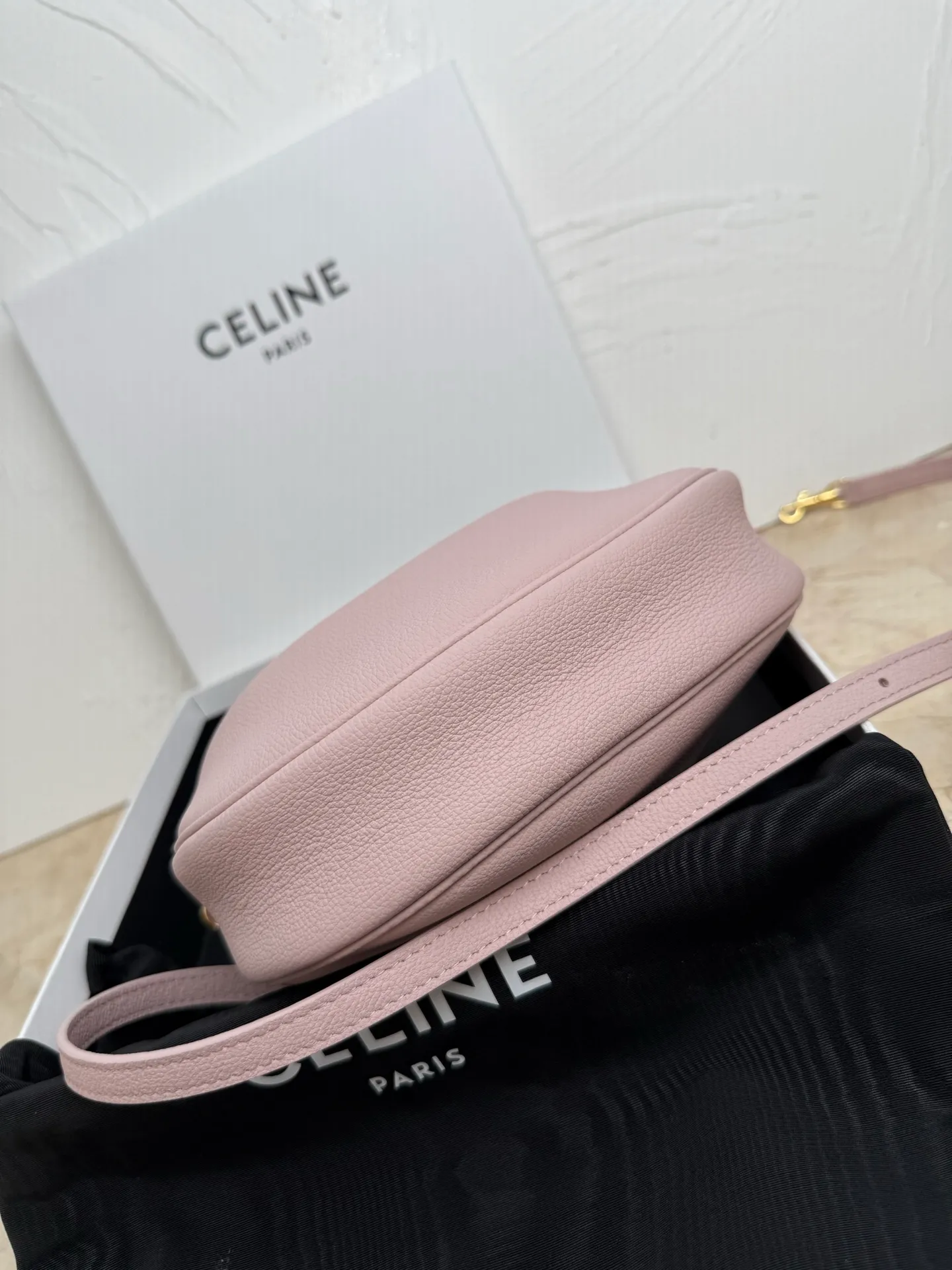 p1460 new product online 🅰️🅰️ CE new LuLu bag This time CE’s new LuLu bag is really stunning. I was struck by this crescent bag at first glance. It has a sense of high-end. The body of the bag is made of soft calfskin and feels like rua clouds. The hardware is all old and retro style. When paired with it, the temperament takes off. The most amazing thing is this bag shape! It can be salty, sweet, commuting, dating, cross-body, or one-shoulder. They are all very beautiful, and the capacity is completely sufficient for daily use. Paired with a coat, it looks like a lady, and paired with a sweater, it is very casual and casual. It is really versatile! ♻️ Style number: 119599 Color: White Size: 22x15x5cm