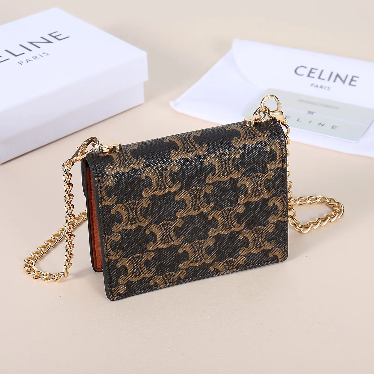 💰140, Celine’s new chain TRIOMPHE business card bag, which can be worn cross-body, has a classic pattern with plain microfiber on the inside, gold-finished TRIOMPHE metal snap closure, 1 thickened main compartment, and 3 inner card slots. No.: 10N062 Size: 10.5x8.5x3 cm