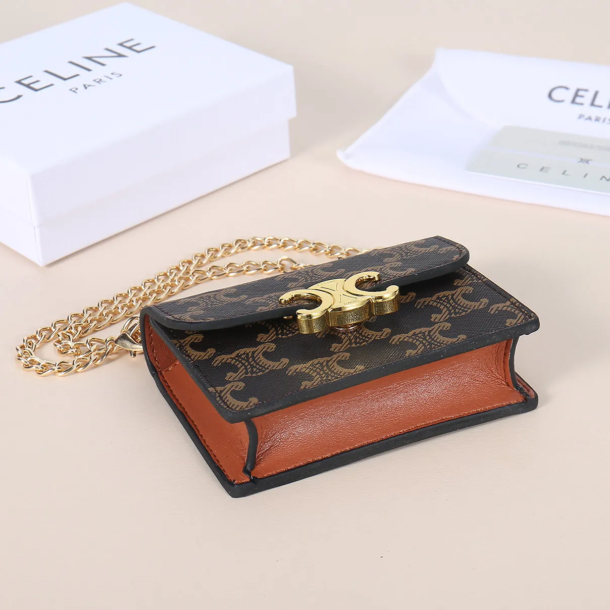 💰140, Celine’s new chain TRIOMPHE business card bag, which can be worn cross-body, has a classic pattern with plain microfiber on the inside, gold-finished TRIOMPHE metal snap closure, 1 thickened main compartment, and 3 inner card slots. No.: 10N062 Size: 10.5x8.5x3 cm