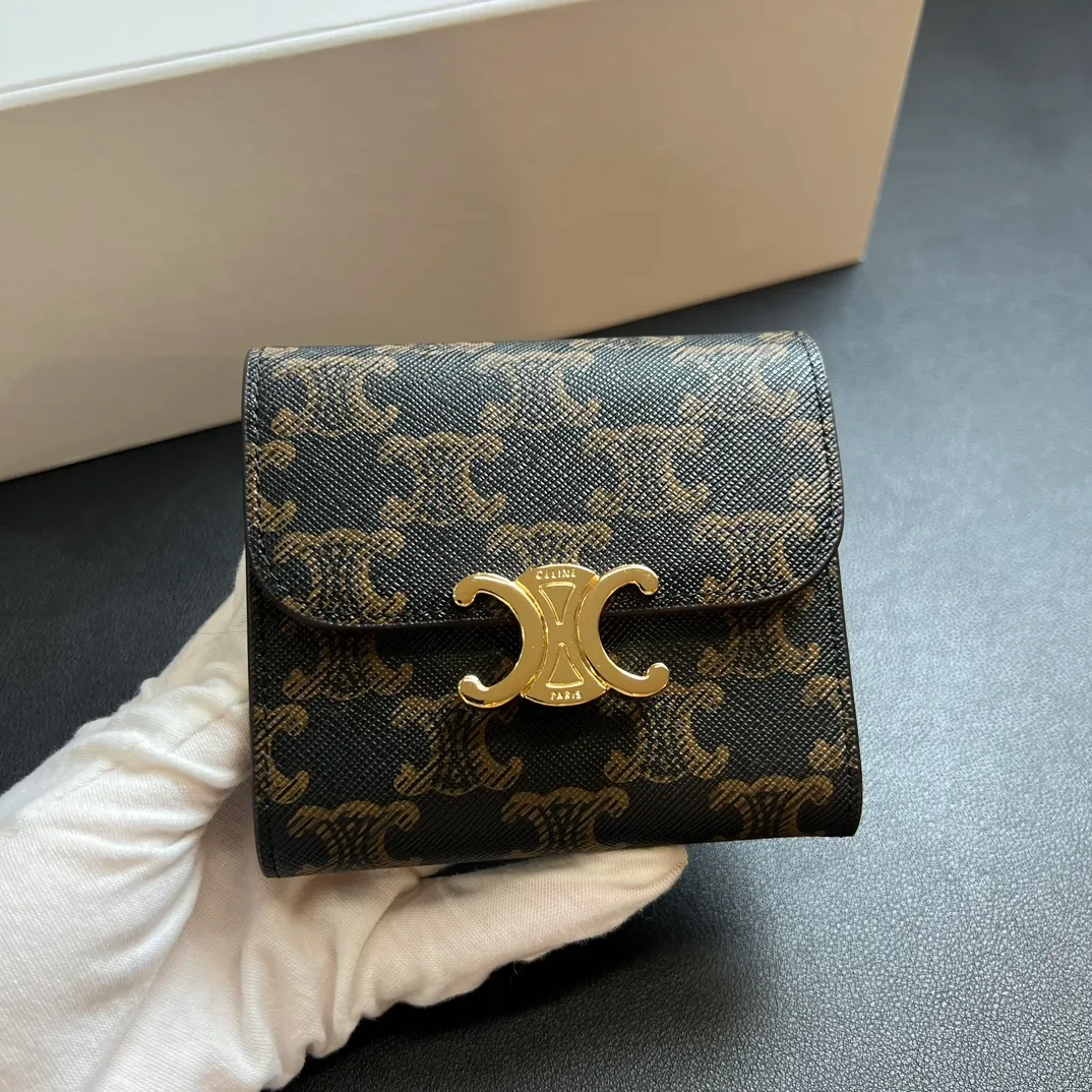 💰150 💎 Top quality Arc de Triomphe ❤️ 𝗖𝗘𝗟𝗜𝗡𝗘 Arc de Triomphe tri-fold wallet 🇫🇷 # Two-layer cowhide, non-transferable‼ ️ Exclusive real shot of CELINE. There is no color difference in the picture. The details are exactly the same. It is a small item that enhances taste. It is a classic and popular model. It is good-looking and easy to use. It is compact and portable. All kinds of bank cards and ID documents are easy to throw around. You no longer have to worry about finding the daily essential items. 7 card slots, 1 small card pocket, 1 banknote slot. As the saying goes, although the sparrow is small, it has all the essentials~ The wallet can be used for a long time, no loss or loss. The high-end packaging is also a face-saving gift. Chongchong No.: 10D782CQ 10D783 10782 Size: w10.5×9×3cm.
