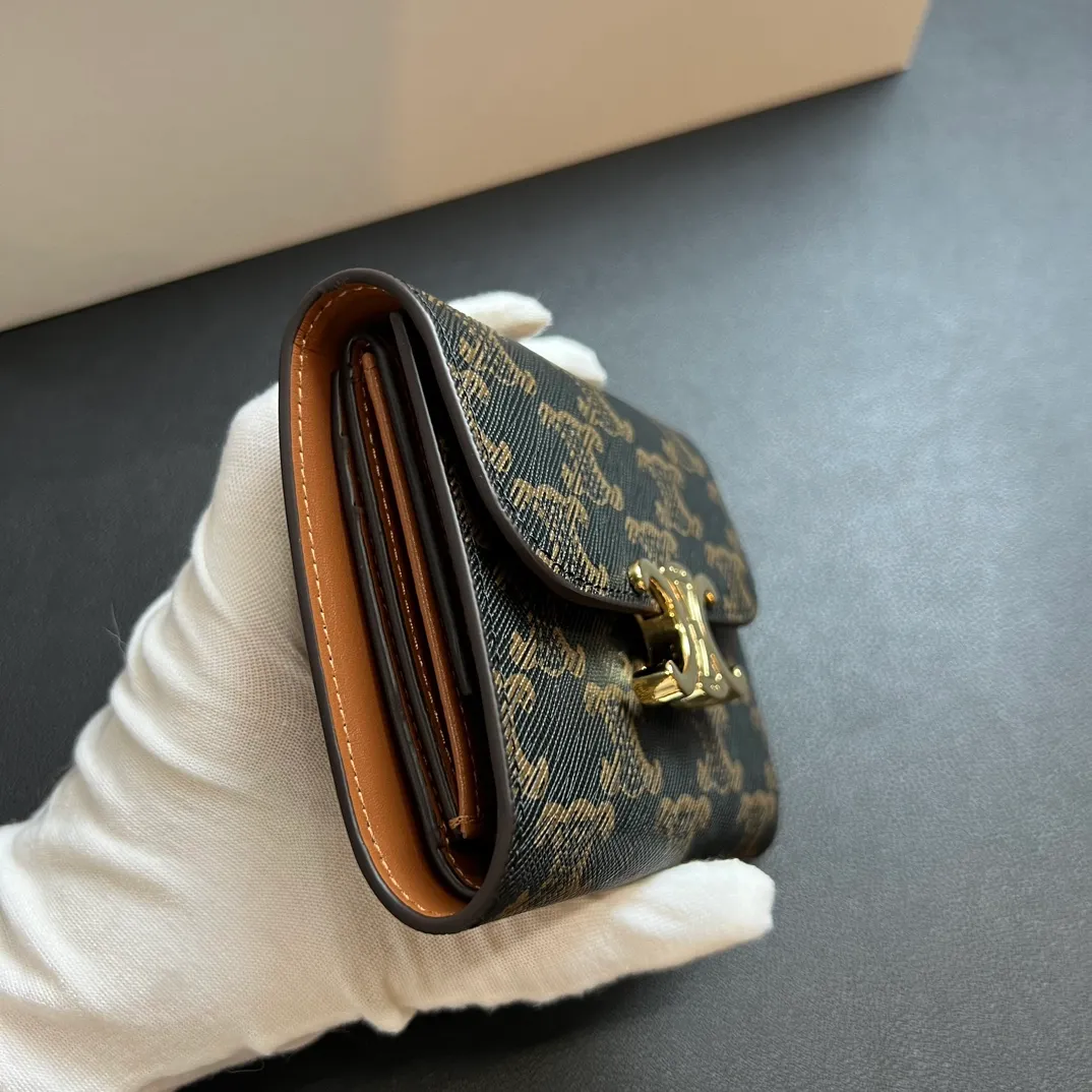 💰150 💎 Top quality Arc de Triomphe ❤️ 𝗖𝗘𝗟𝗜𝗡𝗘 Arc de Triomphe tri-fold wallet 🇫🇷 # Two-layer cowhide, non-transferable‼ ️ Exclusive real shot of CELINE. There is no color difference in the picture. The details are exactly the same. It is a small item that enhances taste. It is a classic and popular model. It is good-looking and easy to use. It is compact and portable. All kinds of bank cards and ID documents are easy to throw around. You no longer have to worry about finding the daily essential items. 7 card slots, 1 small card pocket, 1 banknote slot. As the saying goes, although the sparrow is small, it has all the essentials~ The wallet can be used for a long time, no loss or loss. The high-end packaging is also a face-saving gift. Chongchong No.: 10D782CQ 10D783 10782 Size: w10.5×9×3cm.