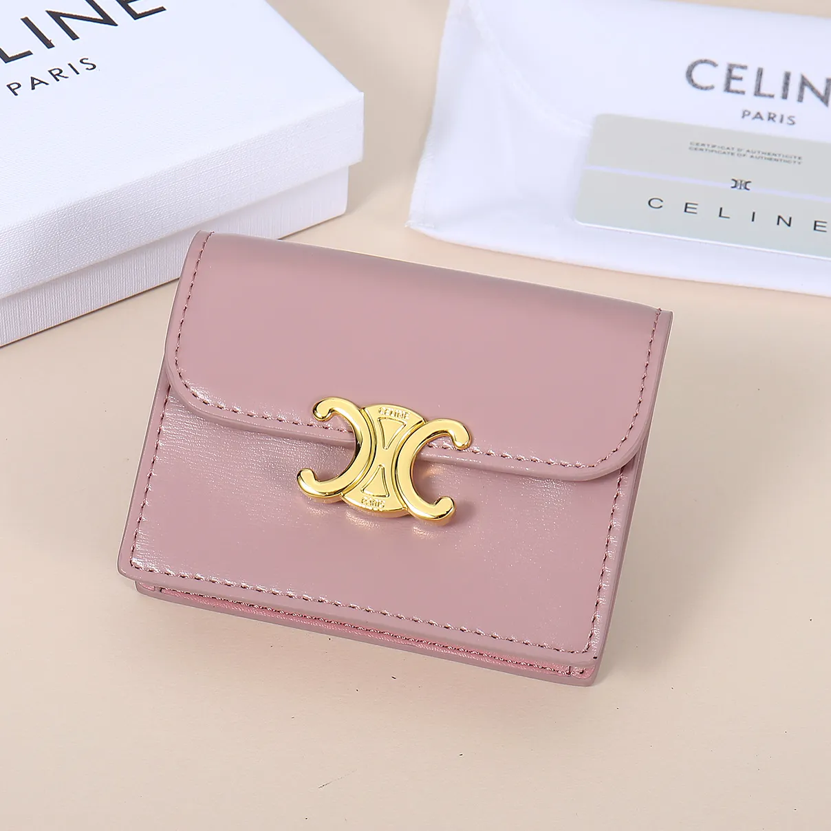 💰130, Celine's new card holder, TRIOMPHE business card holder, large cowhide with plain microfiber interior, gold finish TRIOMPHE metal snap closure, 1 thickened main compartment, 3 inner card slots. No.: 10N063 Size: 10.5x8.5x3 cm