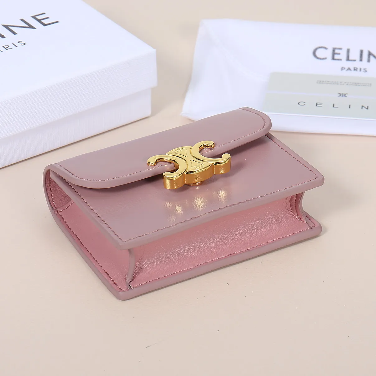 💰130, Celine's new card holder, TRIOMPHE business card holder, large cowhide with plain microfiber interior, gold finish TRIOMPHE metal snap closure, 1 thickened main compartment, 3 inner card slots. No.: 10N063 Size: 10.5x8.5x3 cm