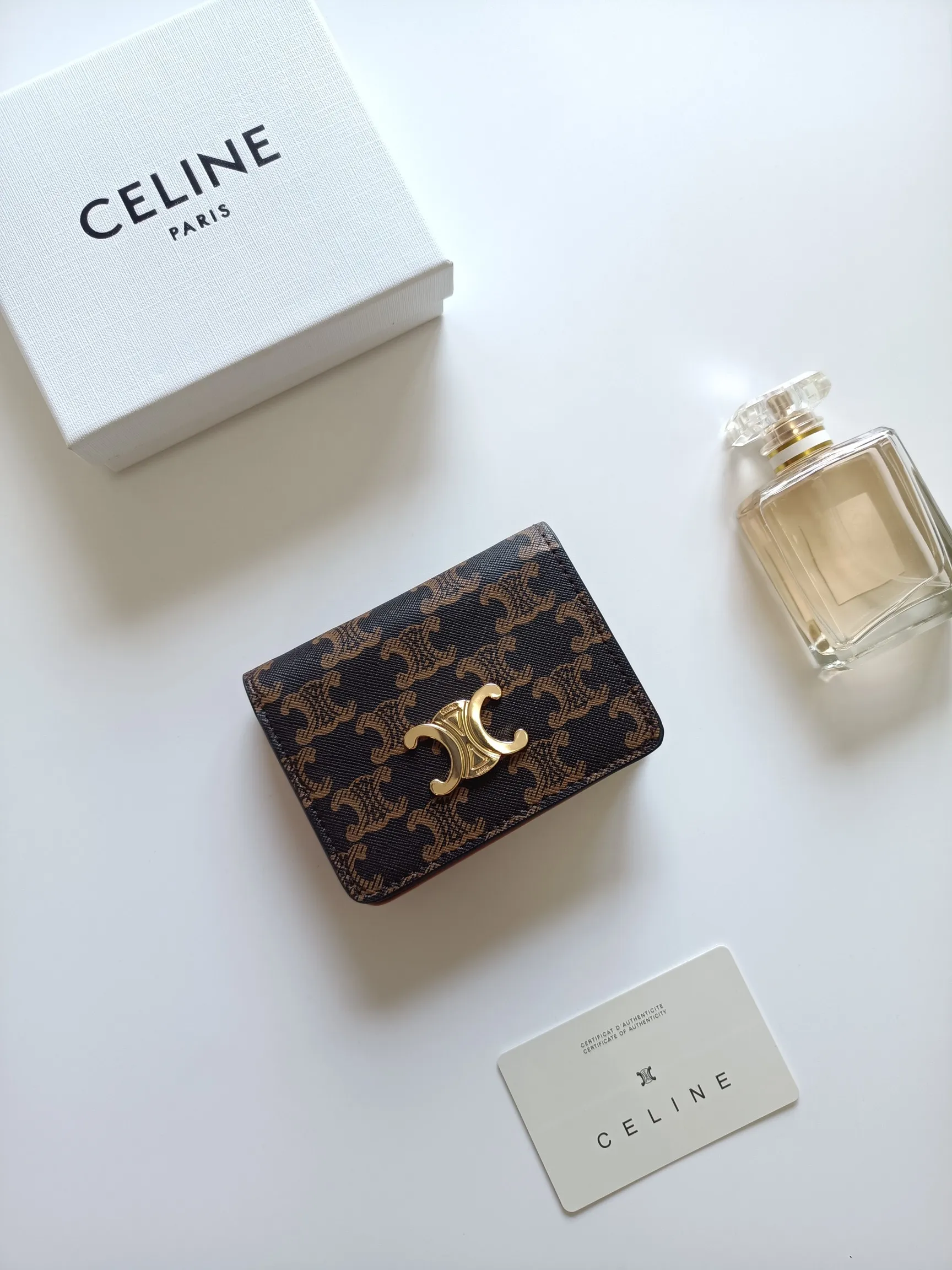 ￥140 Celine classic card holder, TRIOMPHE business card holder, large cowhide interior with plain microfiber TRIOMPHE CANVAS logo print, gold finish TRIOMPHE metal snap closure, 1 zipper coin pocket, 5 card slots, 1 banknote pocket, 1 flat pocket No.: 10K623 Size: 11 X 9 X 3cm