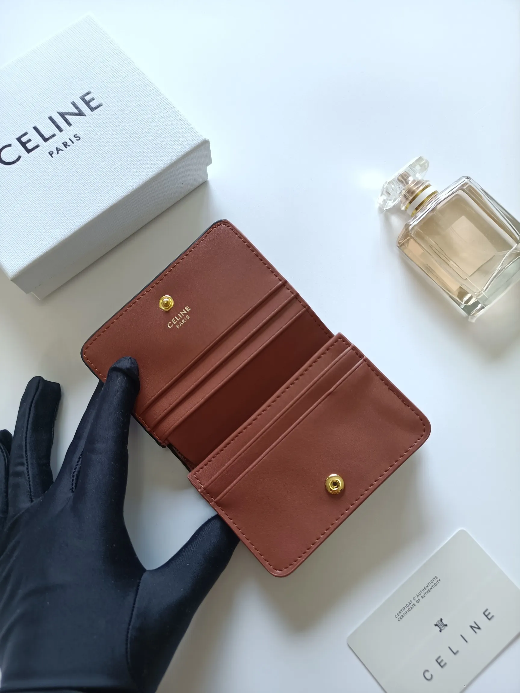 ￥140 Celine classic card holder, TRIOMPHE business card holder, large cowhide interior with plain microfiber TRIOMPHE CANVAS logo print, gold finish TRIOMPHE metal snap closure, 1 zipper coin pocket, 5 card slots, 1 banknote pocket, 1 flat pocket No.: 10K623 Size: 11 X 9 X 3cm
