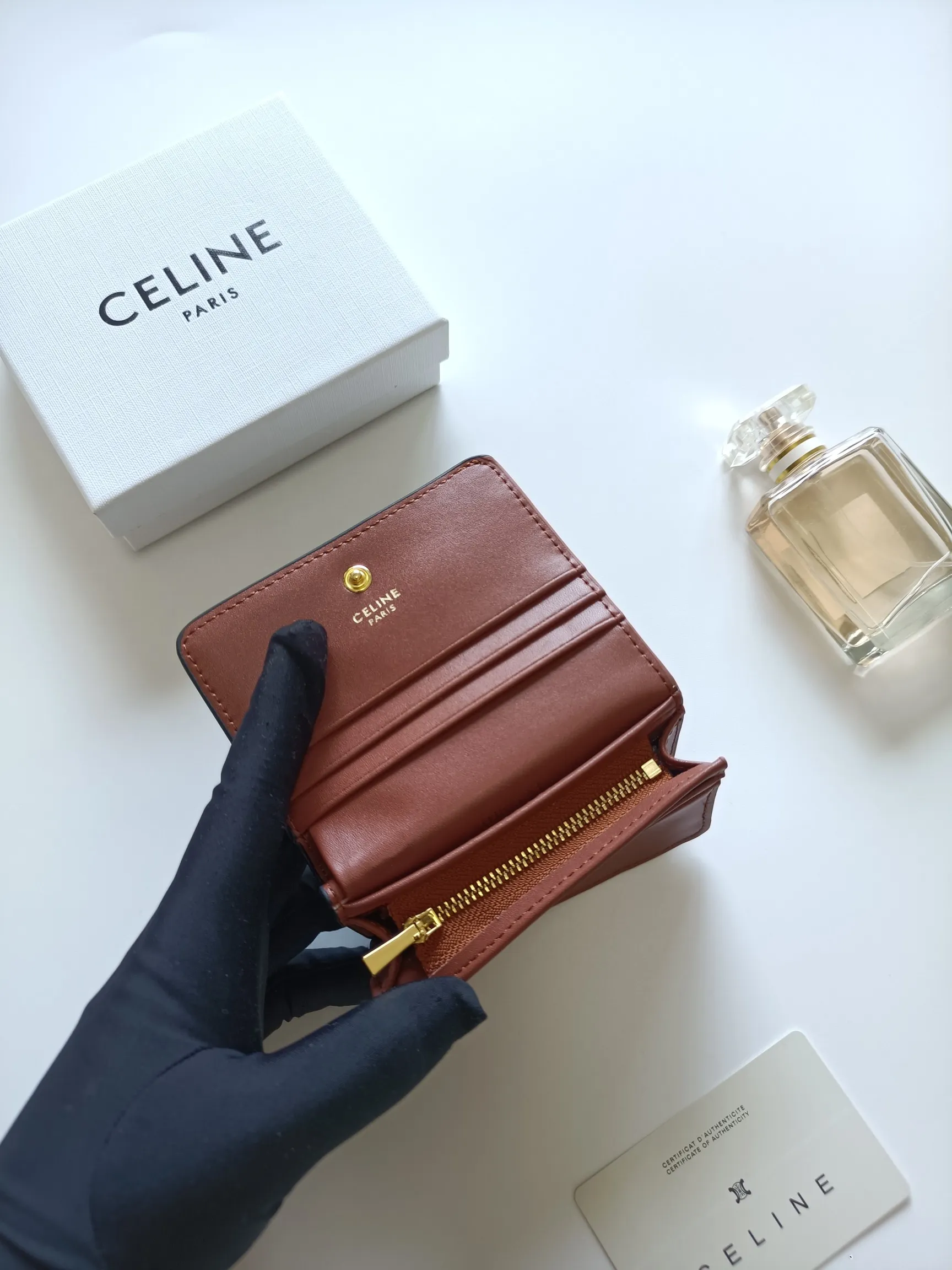￥140 Celine classic card holder, TRIOMPHE business card holder, large cowhide interior with plain microfiber TRIOMPHE CANVAS logo print, gold finish TRIOMPHE metal snap closure, 1 zipper coin pocket, 5 card slots, 1 banknote pocket, 1 flat pocket No.: 10K623 Size: 11 X 9 X 3cm