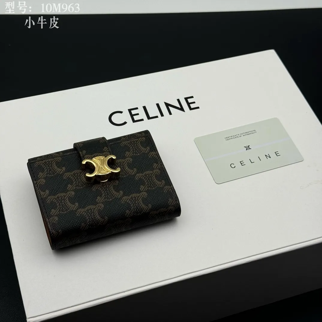 💰160 💎Top quality, full leather inside and outside 𝗖𝗘𝗟𝗜𝗡𝗘 Arc de Triomphe 3-fold hardware wallet # 2-layer cowhide, non-transfer‼ ️ Exclusive real shot of CELINE. There is no color difference in the picture. The details are exactly the same. Small items that enhance taste, classic and popular style. CELINE VICTOIRE soft cow leather exquisite wallet. Cow leather lining. Gold finish. TRIOMPHE metal stud switch. One zipper coin pocket. Four credit card slots. Three flat pockets. One banknote pocket. No.: 10M963 Size: 10.5x8x2