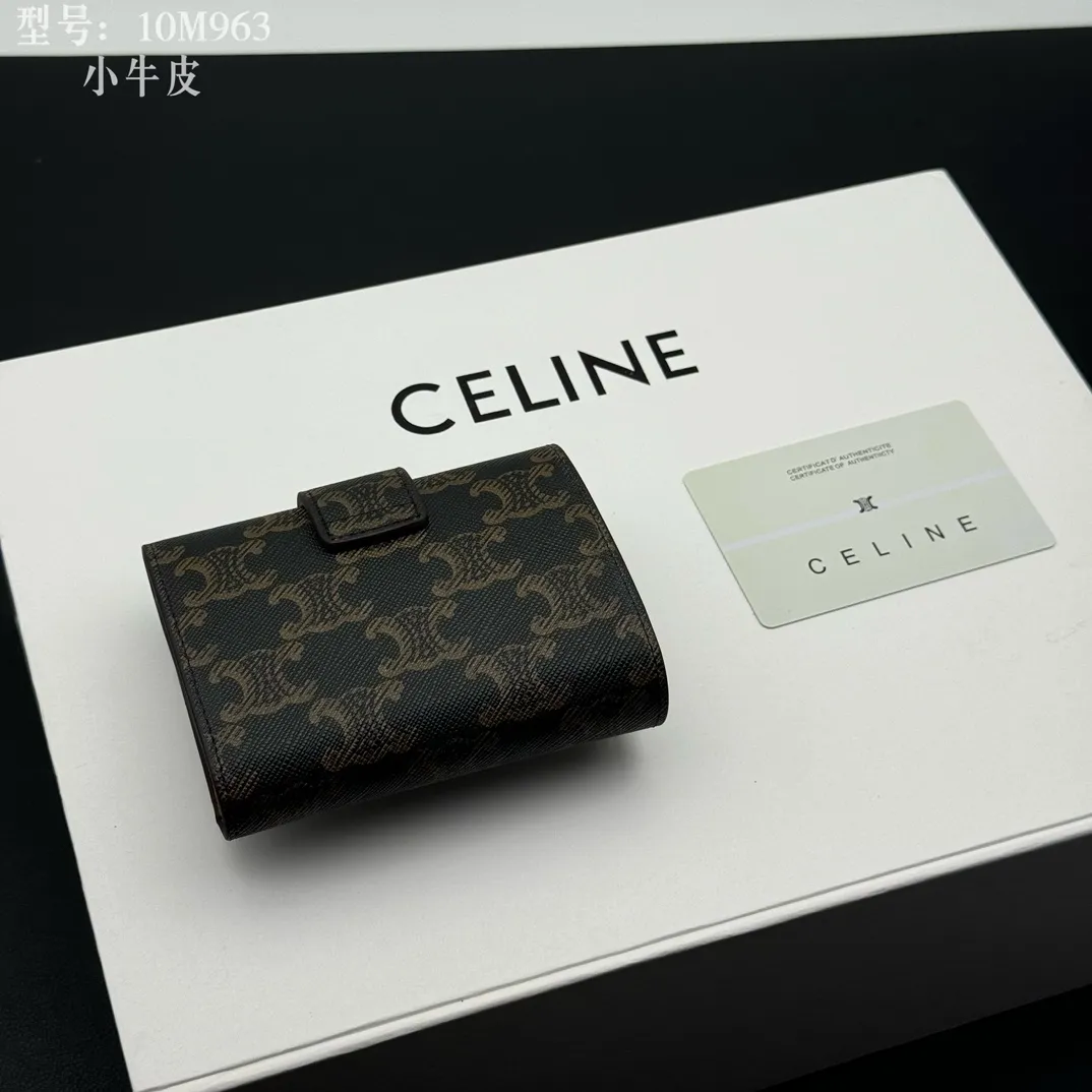 💰160 💎Top quality, full leather inside and outside 𝗖𝗘𝗟𝗜𝗡𝗘 Arc de Triomphe 3-fold hardware wallet # 2-layer cowhide, non-transfer‼ ️ Exclusive real shot of CELINE. There is no color difference in the picture. The details are exactly the same. Small items that enhance taste, classic and popular style. CELINE VICTOIRE soft cow leather exquisite wallet. Cow leather lining. Gold finish. TRIOMPHE metal stud switch. One zipper coin pocket. Four credit card slots. Three flat pockets. One banknote pocket. No.: 10M963 Size: 10.5x8x2