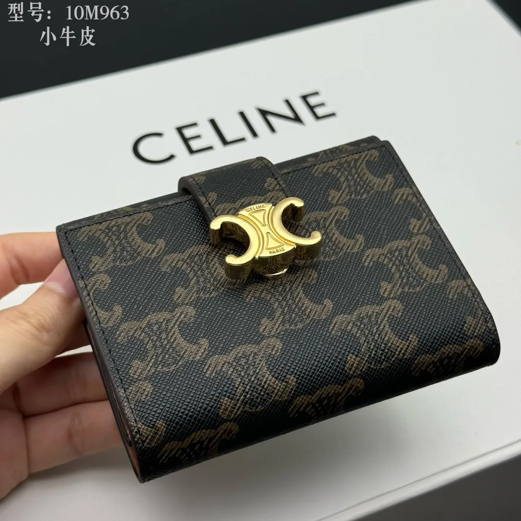 💰160 💎Top quality, full leather inside and outside 𝗖𝗘𝗟𝗜𝗡𝗘 Arc de Triomphe 3-fold hardware wallet # 2-layer cowhide, non-transfer‼ ️ Exclusive real shot of CELINE. There is no color difference in the picture. The details are exactly the same. Small items that enhance taste, classic and popular style. CELINE VICTOIRE soft cow leather exquisite wallet. Cow leather lining. Gold finish. TRIOMPHE metal stud switch. One zipper coin pocket. Four credit card slots. Three flat pockets. One banknote pocket. No.: 10M963 Size: 10.5x8x2
